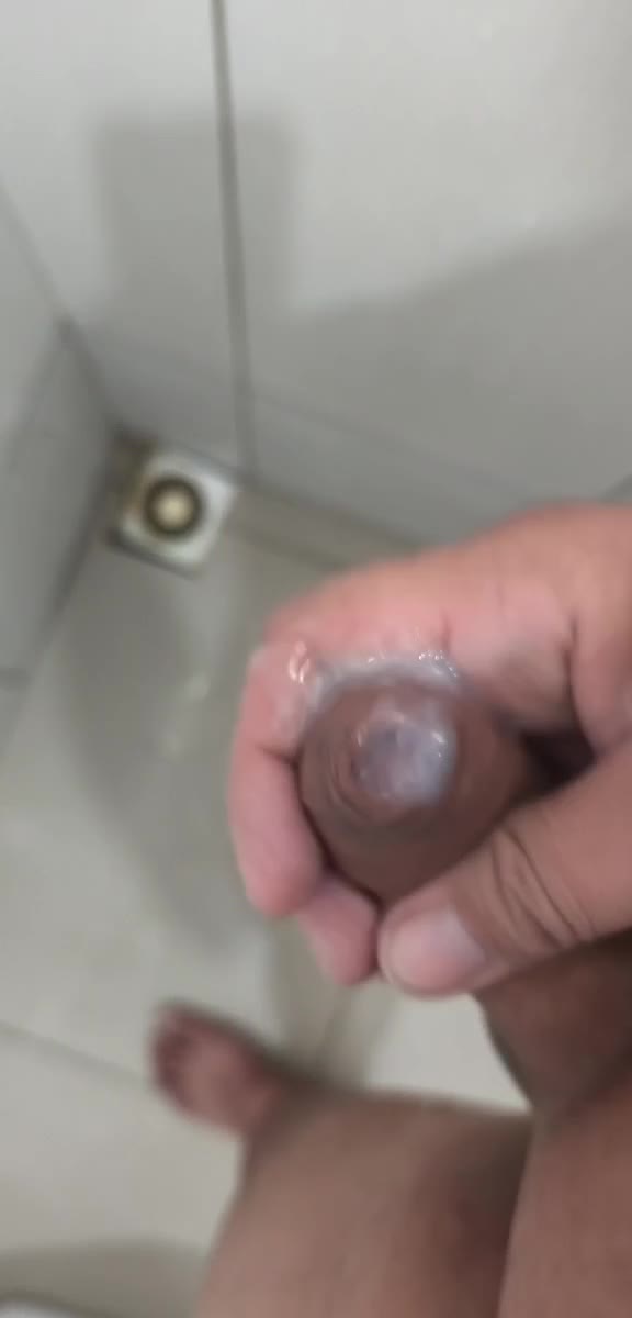 Masturbação e ejaculação caseira no banho