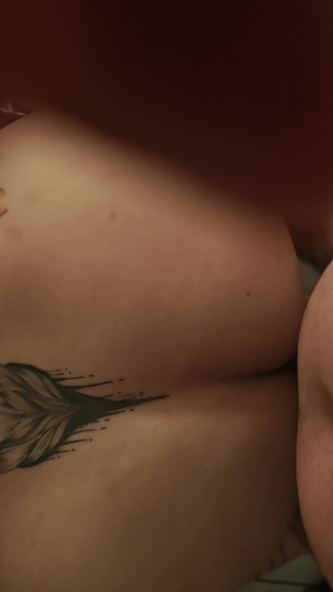 Bunda tatuada sendo tocada, fetiches tatuagem e bunda