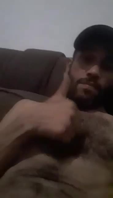 Homem barbudo com boné se masturbando - masturbação