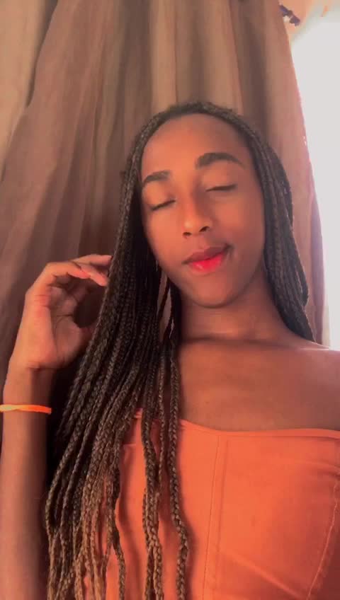 Garota sorrindo e mandando beijos apaixonados