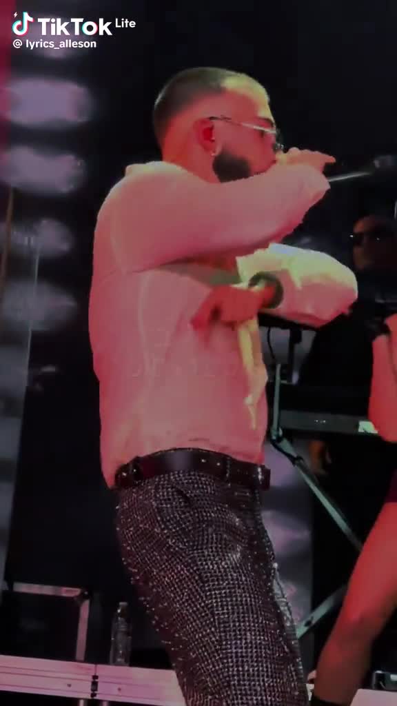 Cantor latino sensual no palco