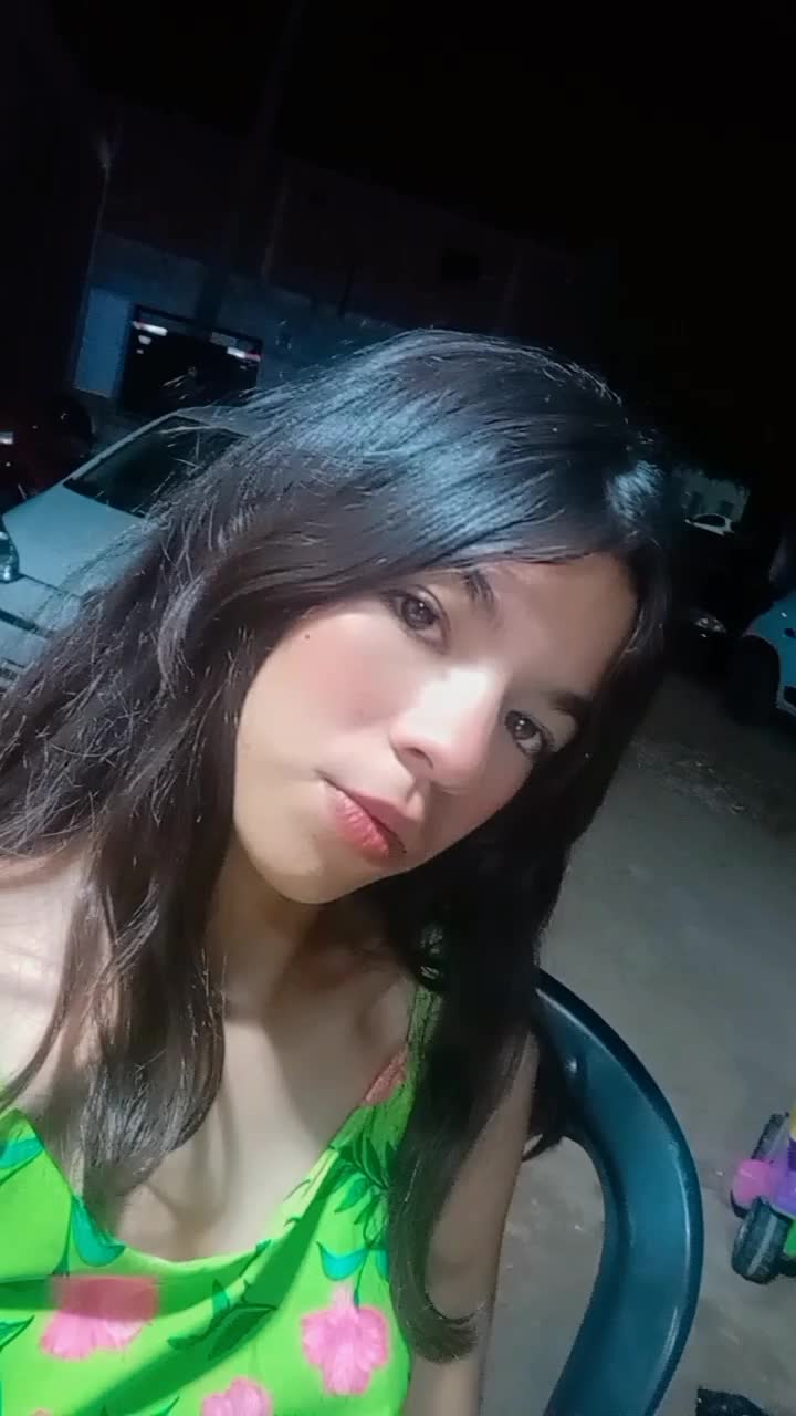 gata sexy se exibindo no quintal