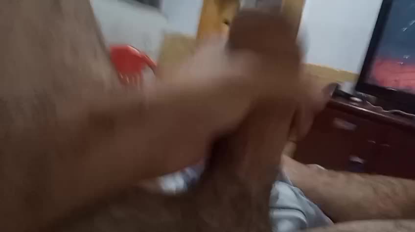 Masturbação e ejaculação intensa de homem peludo
