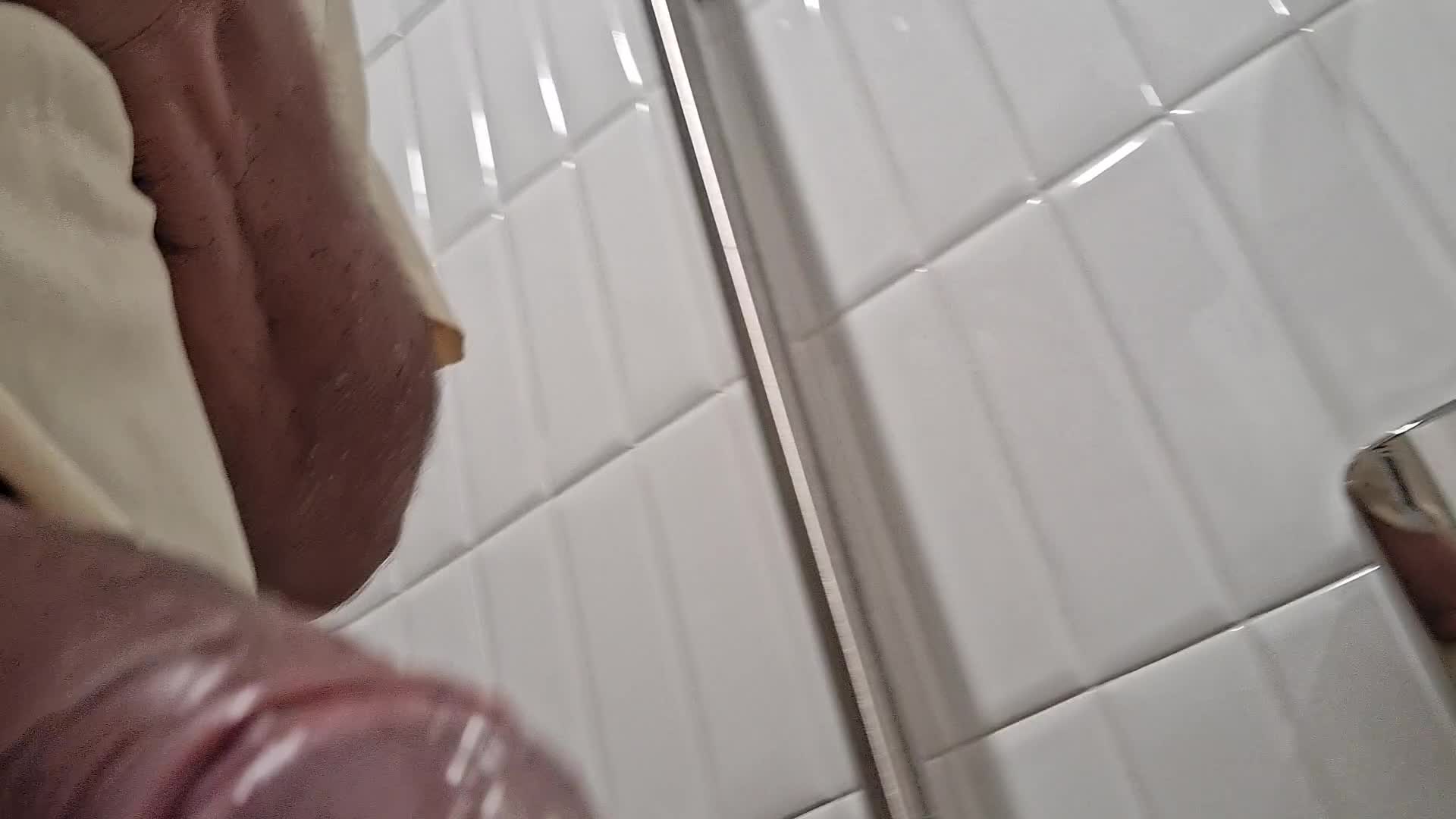 Homem exibindo masturbação no banheiro