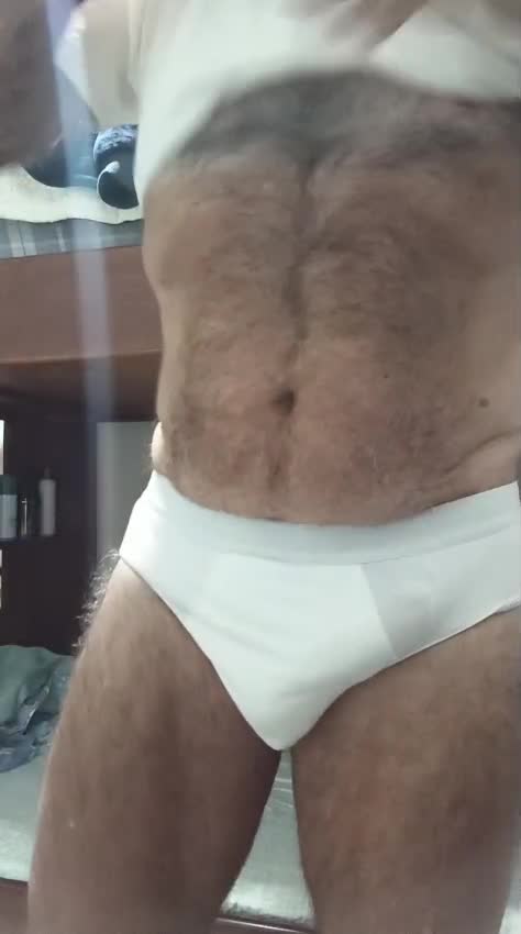 Masturbação e cueca branca em momento íntimo