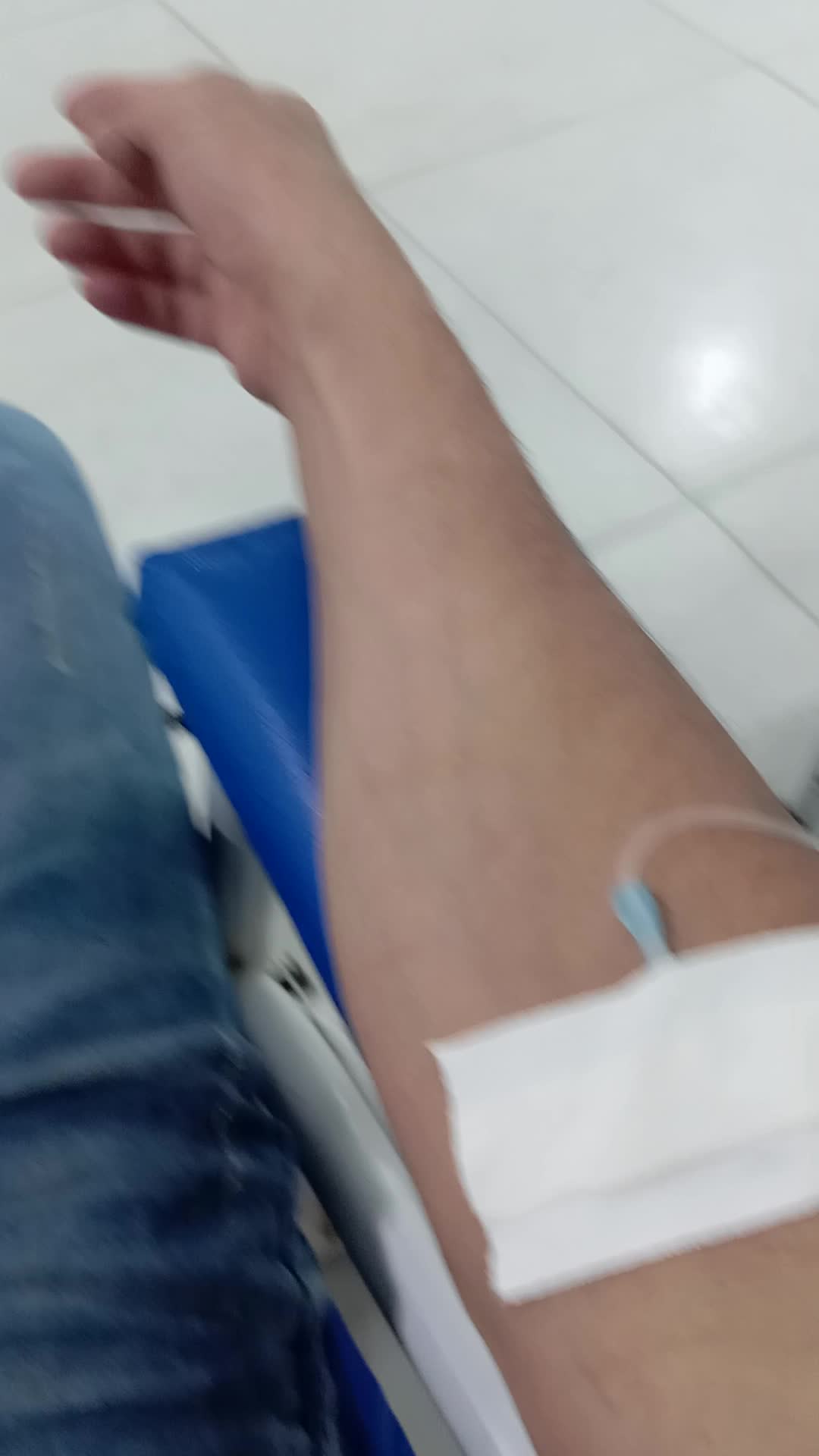 Braço com acesso venoso em clínica
