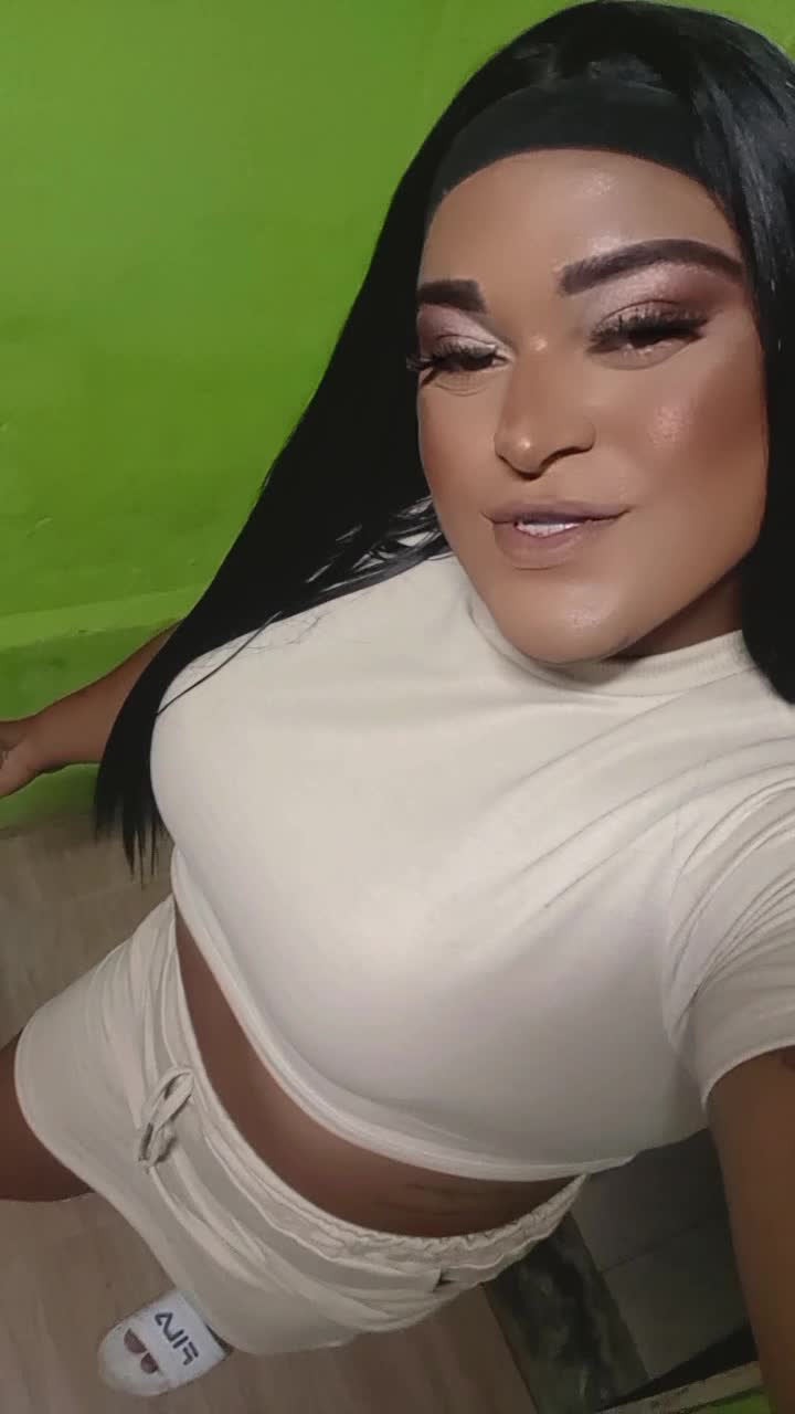 Mulher trans gostosa mostrando o corpo