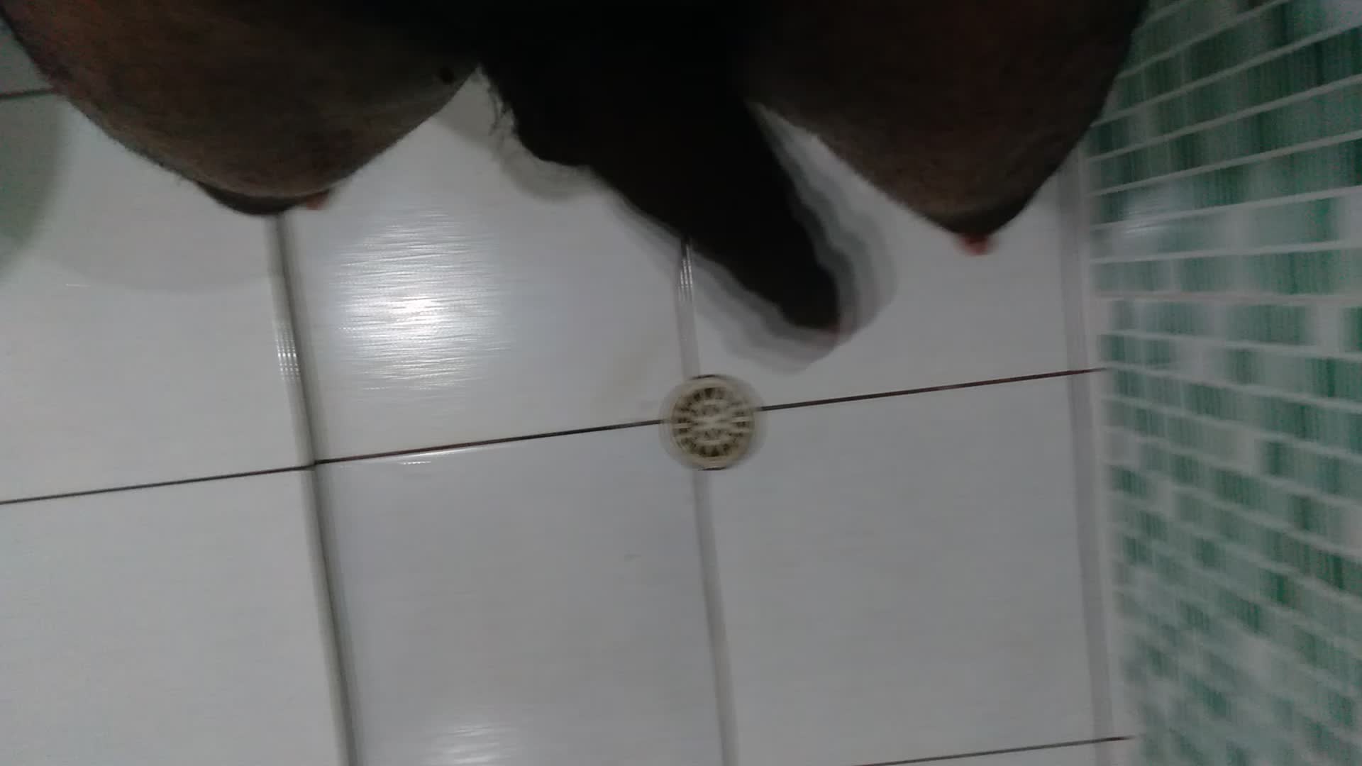 Masturbação e gozo no banheiro