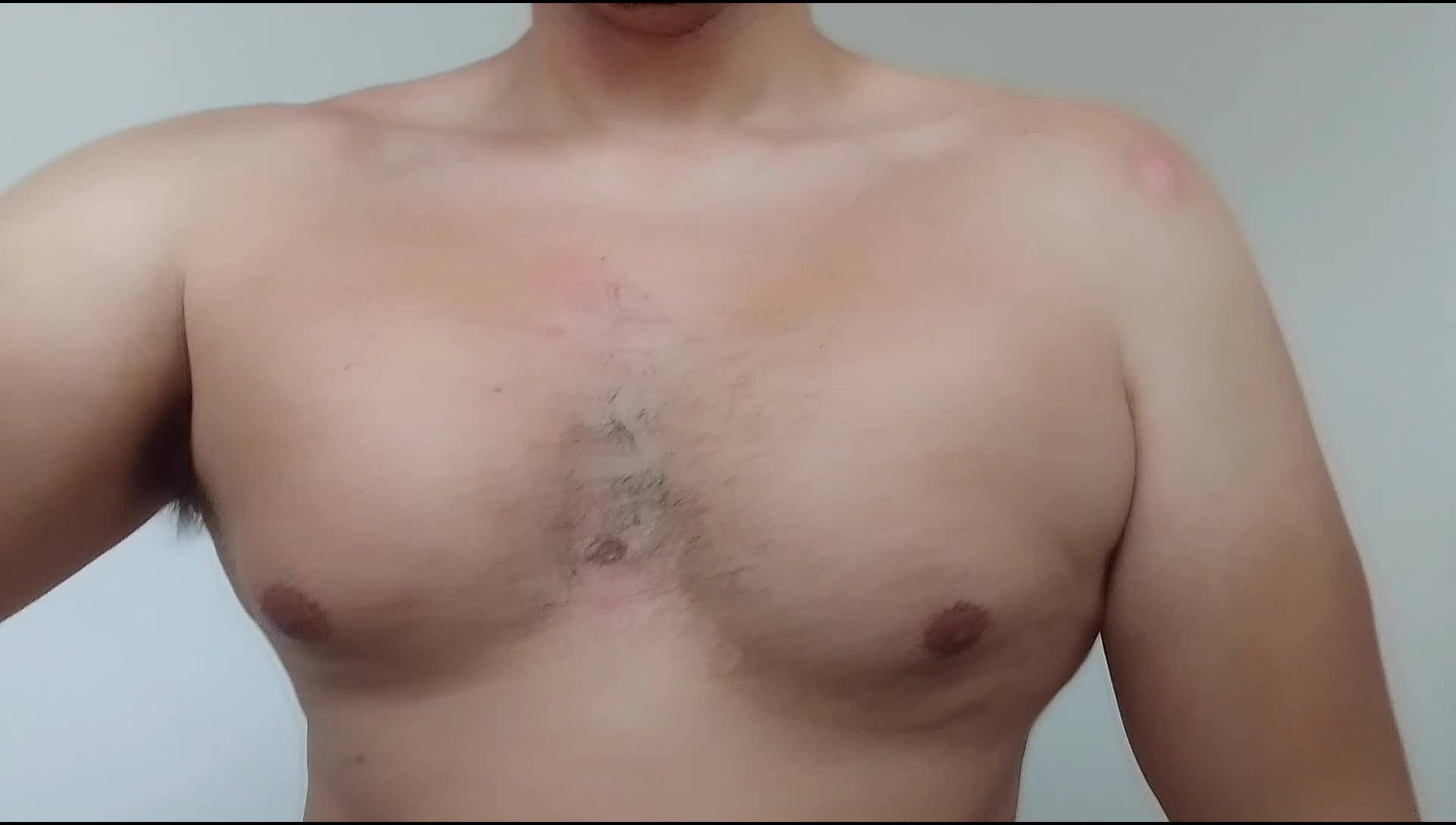 Exibicionismo com cock ring azul e corpo peludo