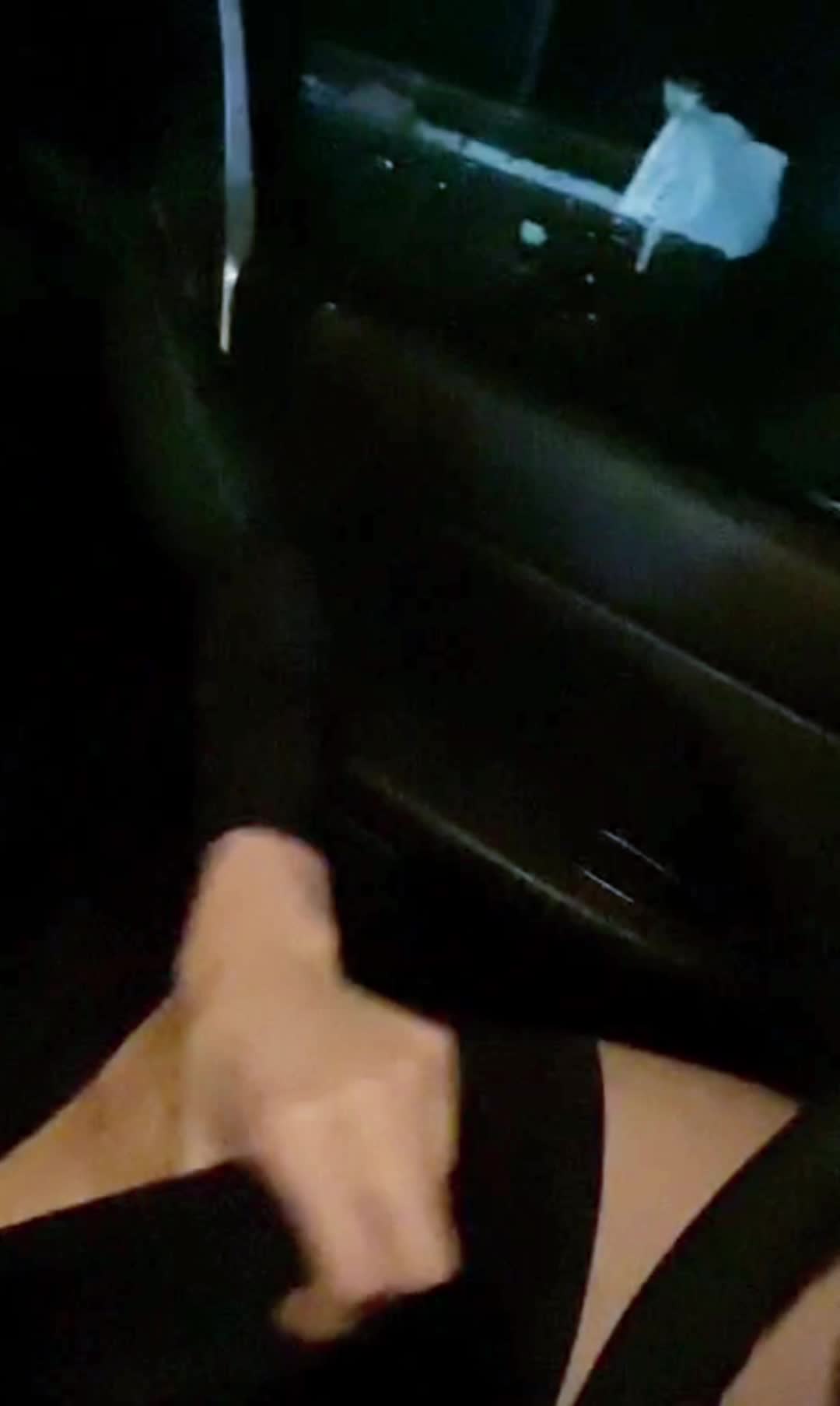 Masturbação e ejaculação solo masculino no carro