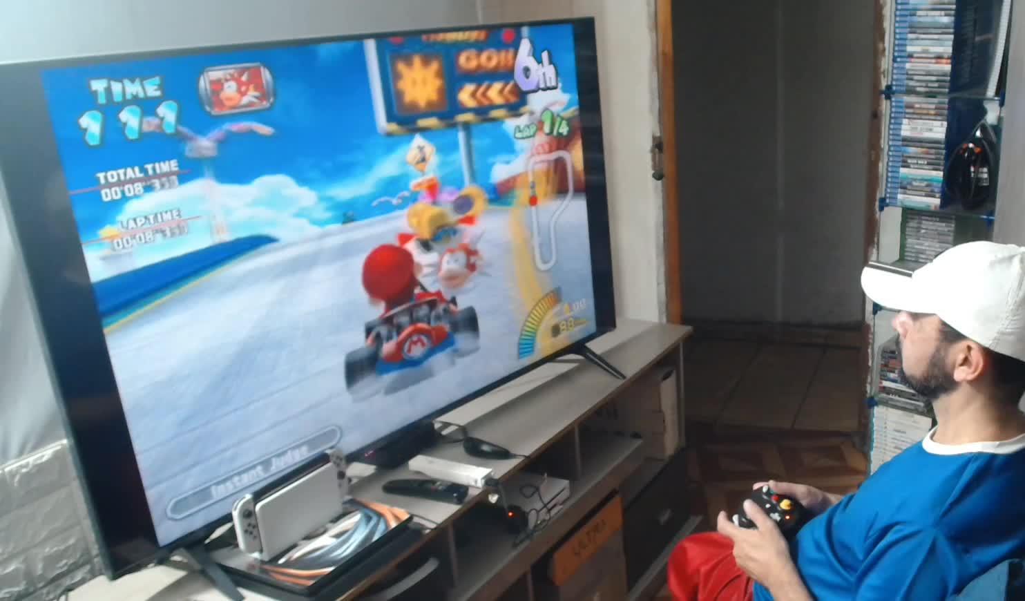 Homem jogando videogame com intensidade