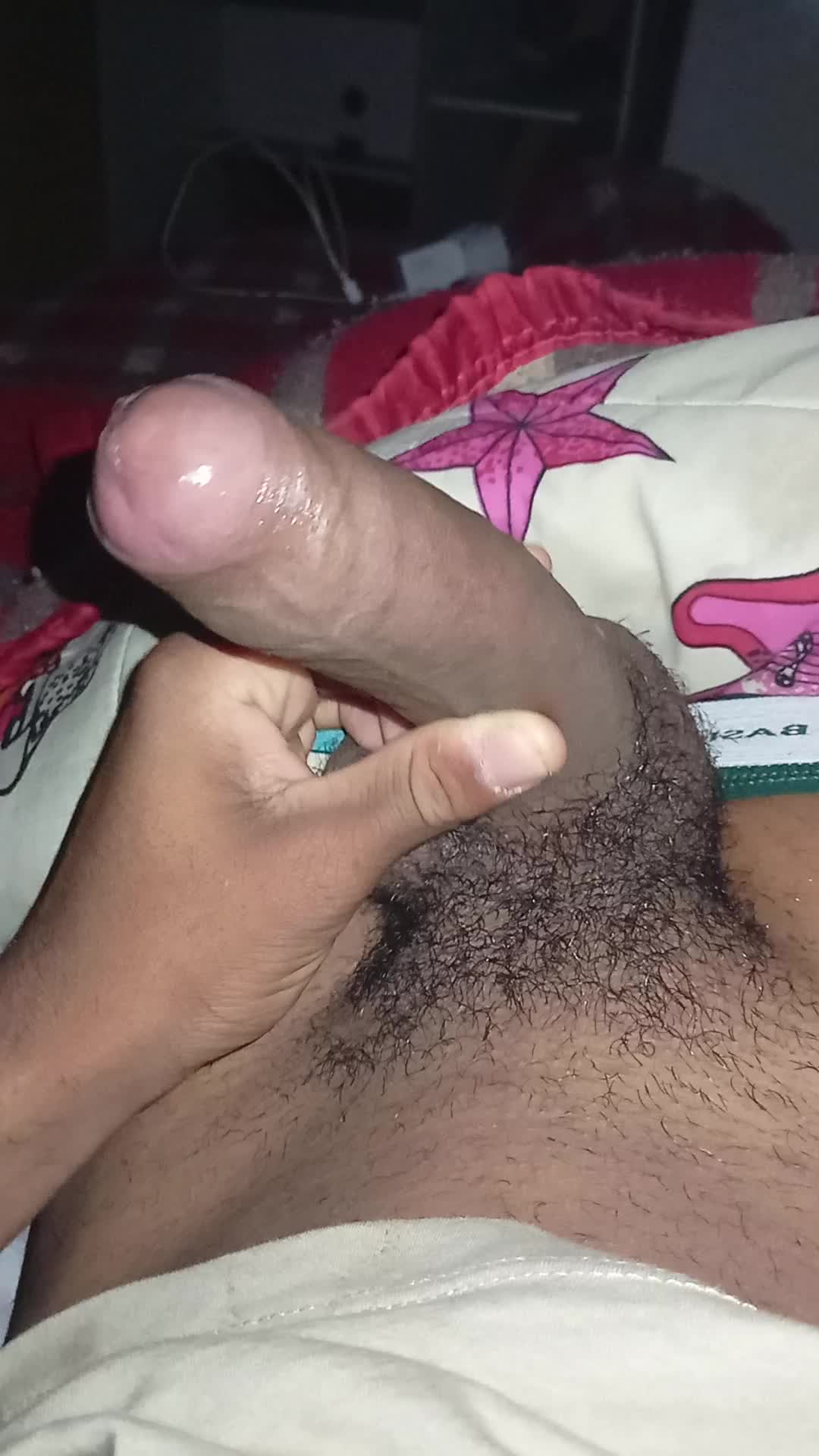 Masturbação sensual de homem, close no pênis