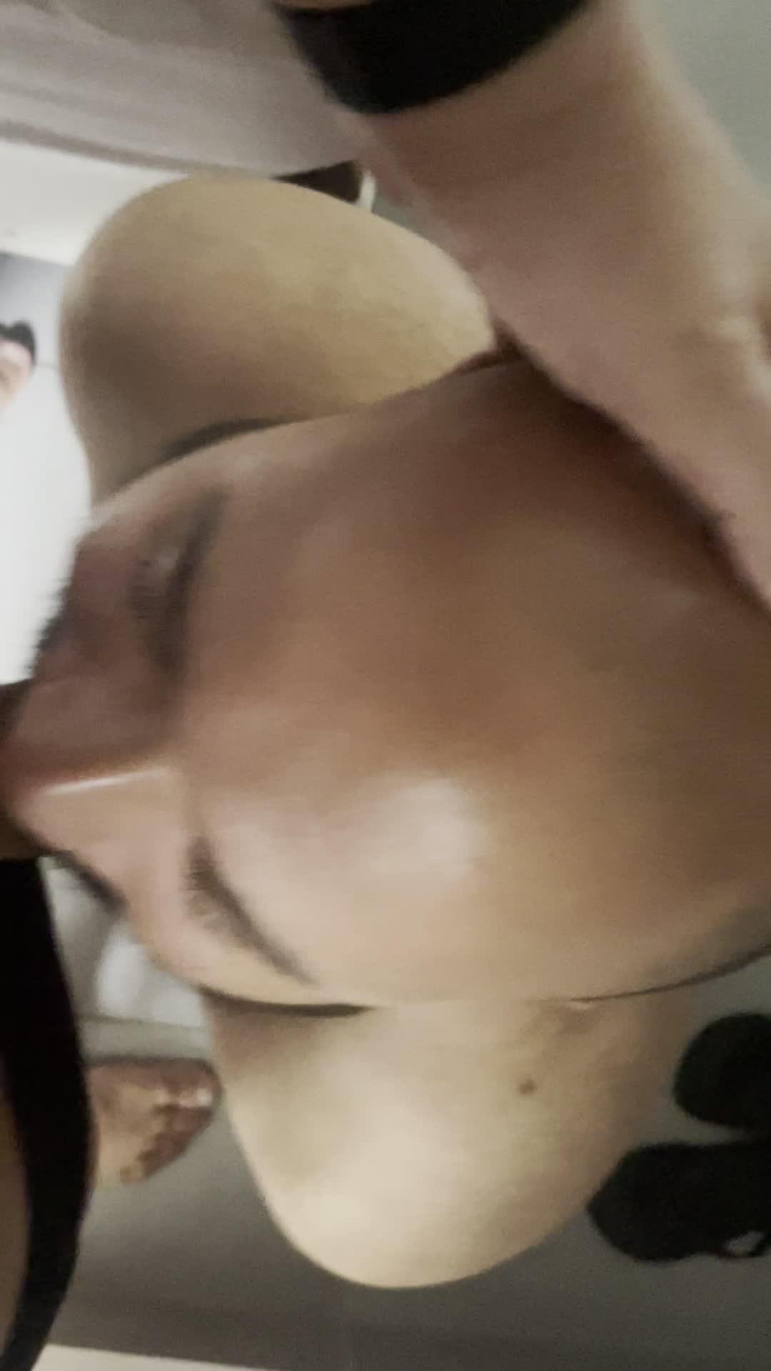 Encontro sensual gay com close-ups e detalhes íntimos