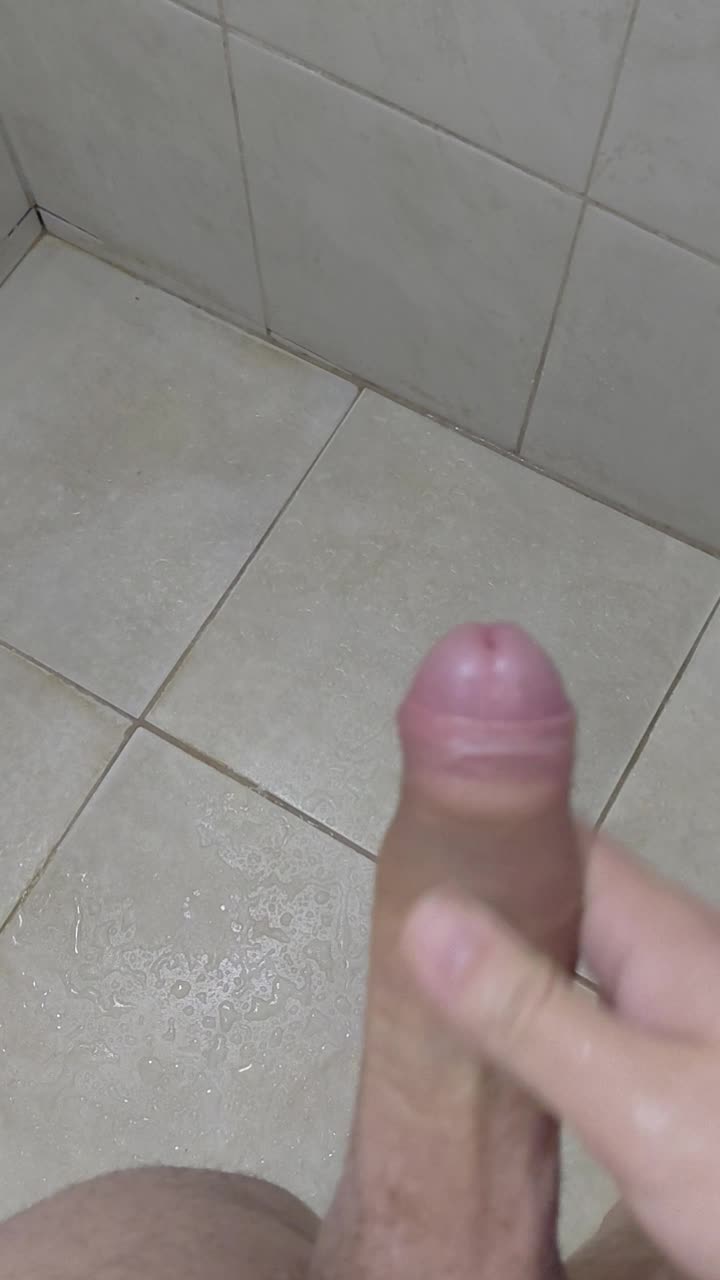 Masturbação sensual no banheiro