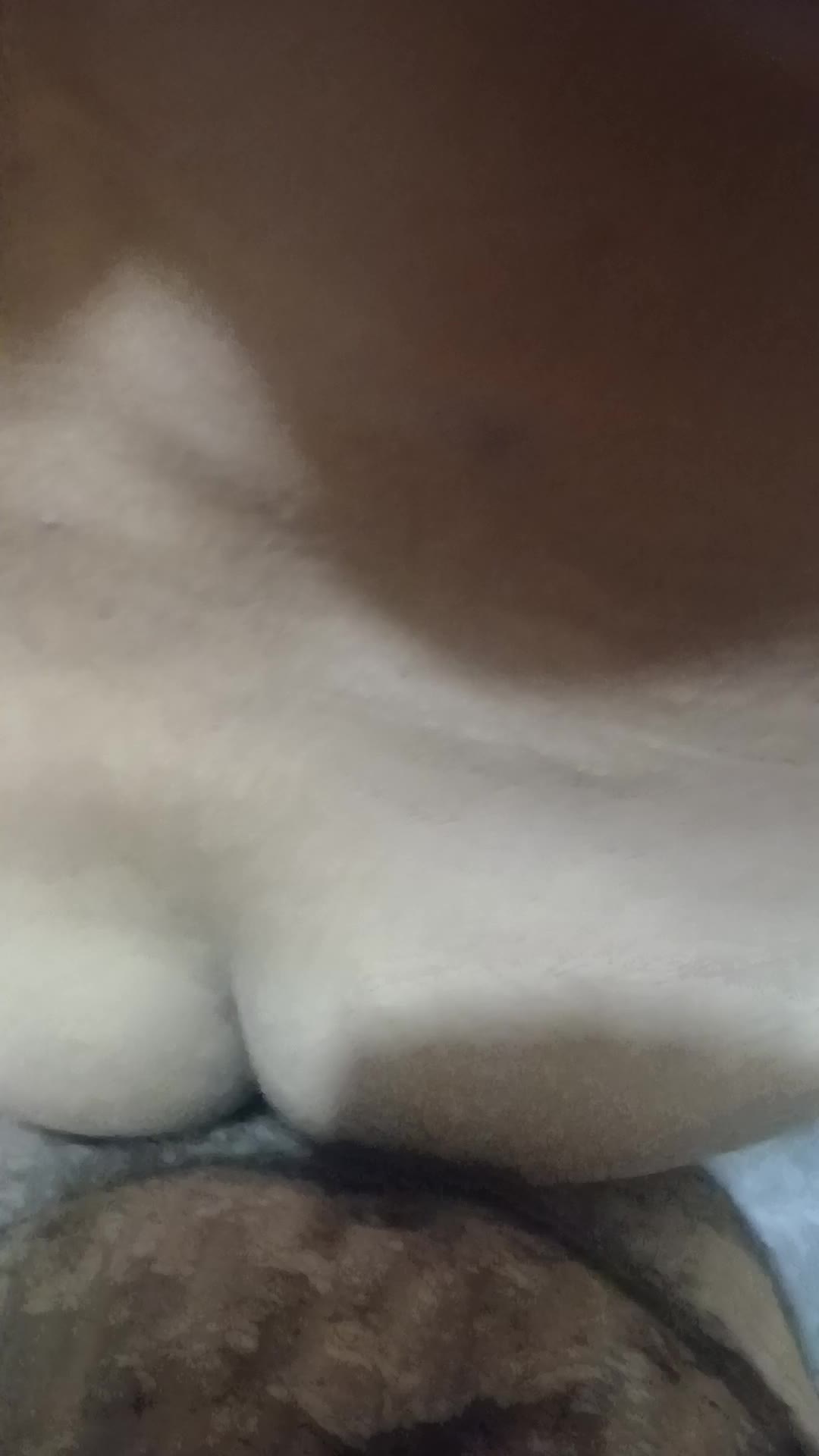Peludo se masturbando com pelos e gozo