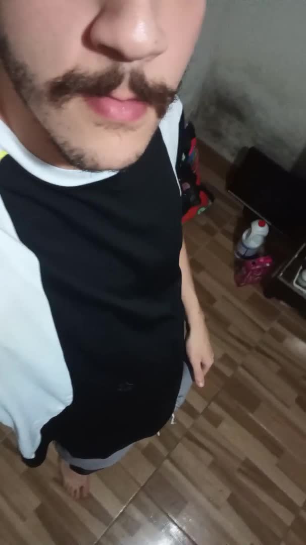 Bigode, mistério e sedução
