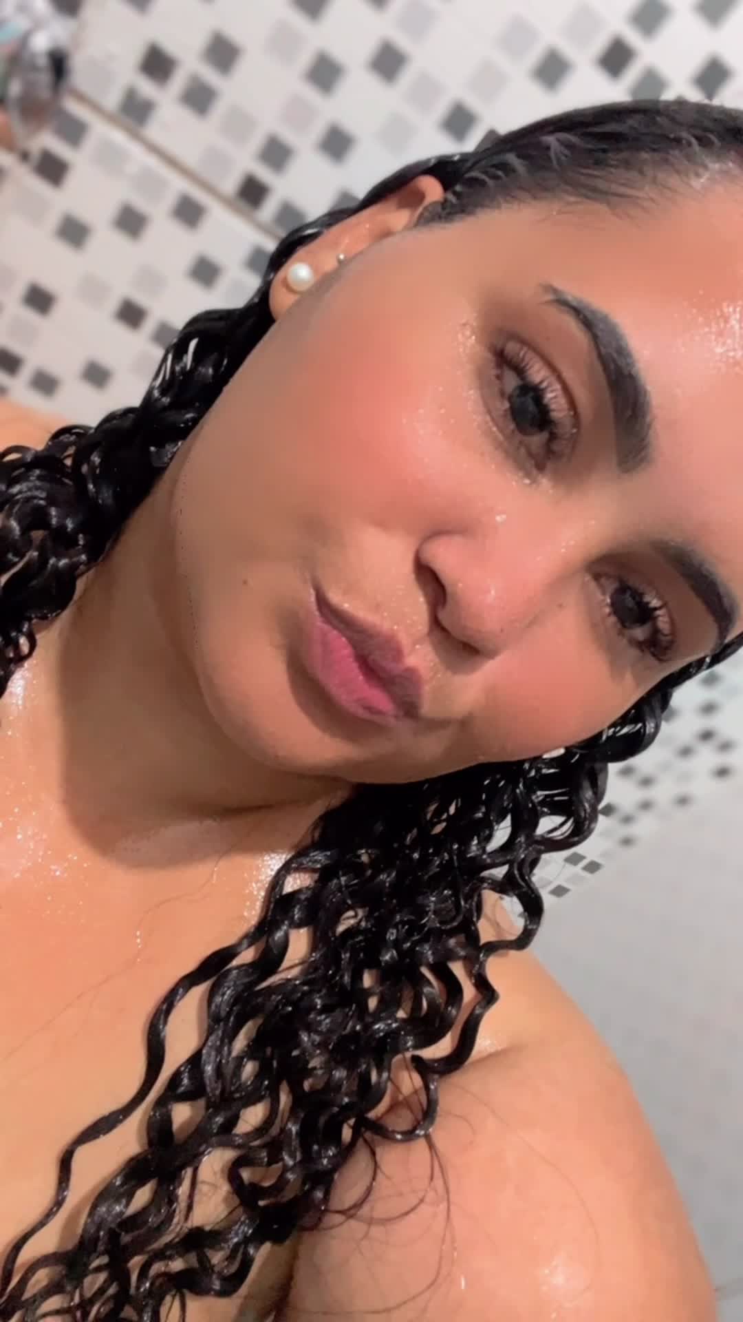 Luciana sensual no banho mostrando sua beleza natural