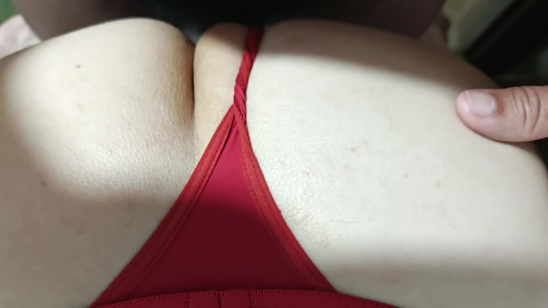 Sexo anal e oral com fio dental vermelho