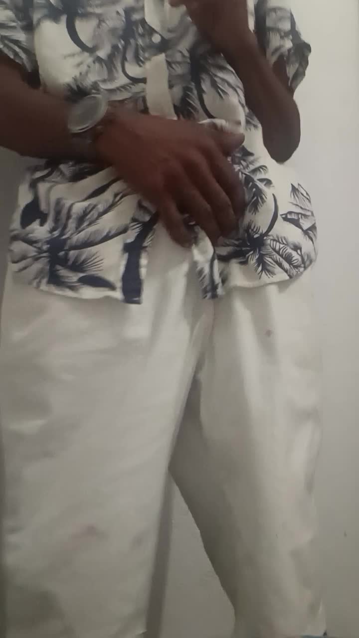 Cueca, calça e barriga sensual