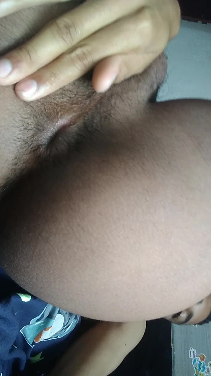 Cena sensual com óleo e toque anal