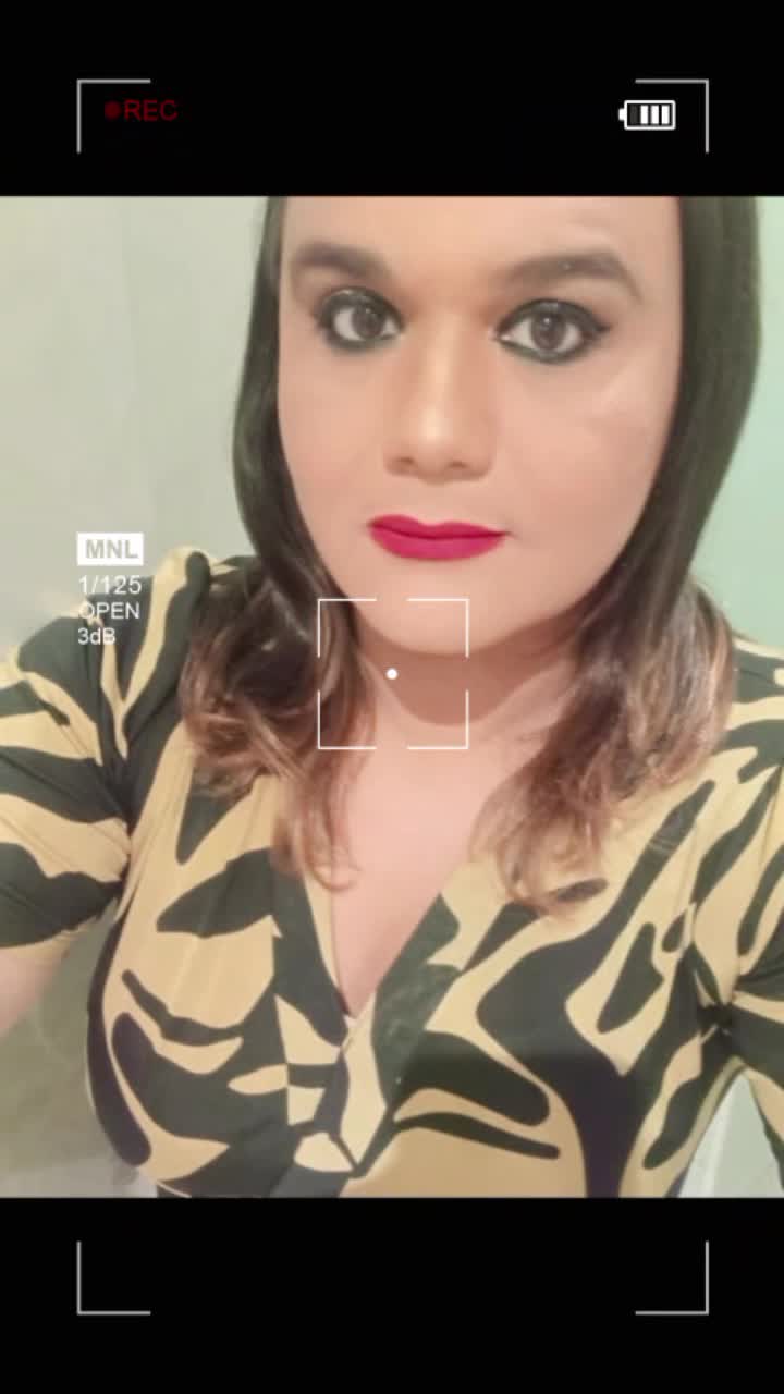 Fernanda1709 com maquiagem sensual e batom vermelho
