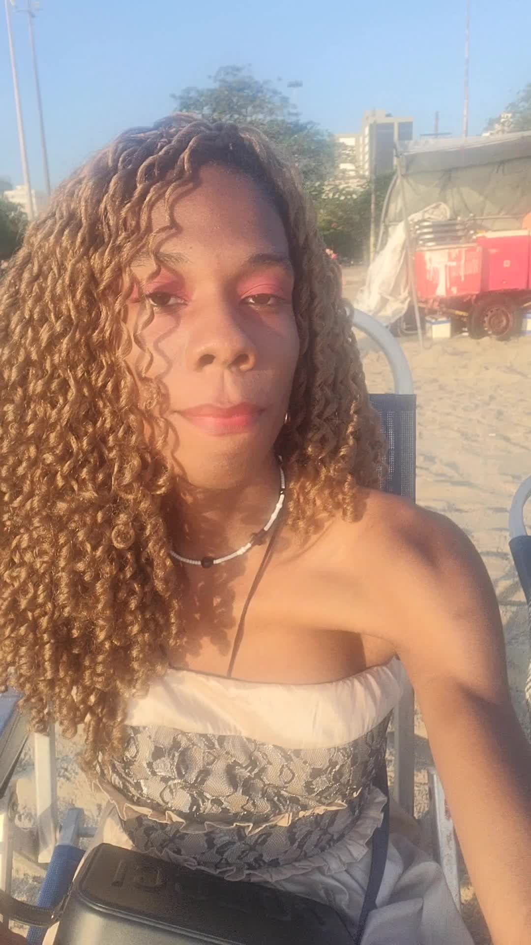 Mulher charmosa em dia de sol na praia