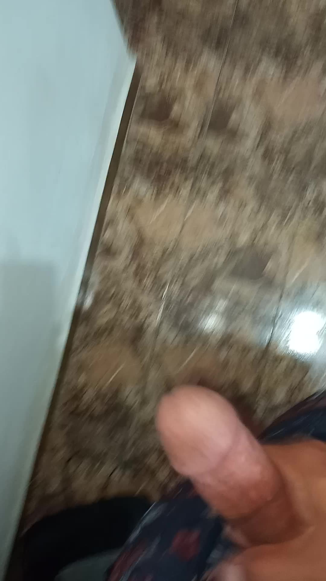 Masturbação e gozo em cena sensual