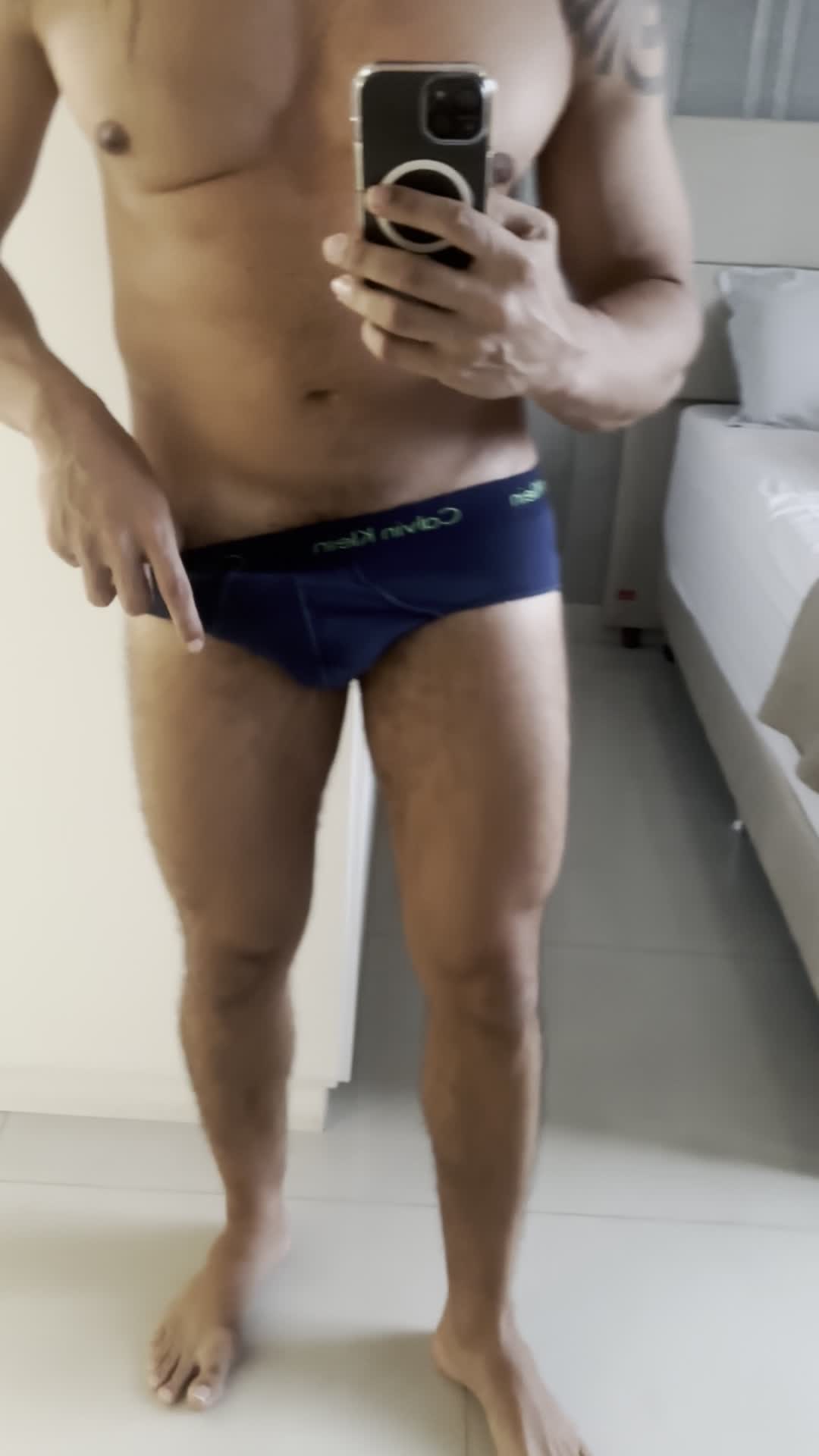 Exibicionismo, calcinha e pênis em cena quente