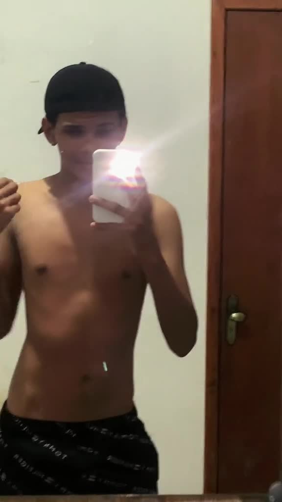 Garoto magrinho praticando exibicionismo em frente ao espelho