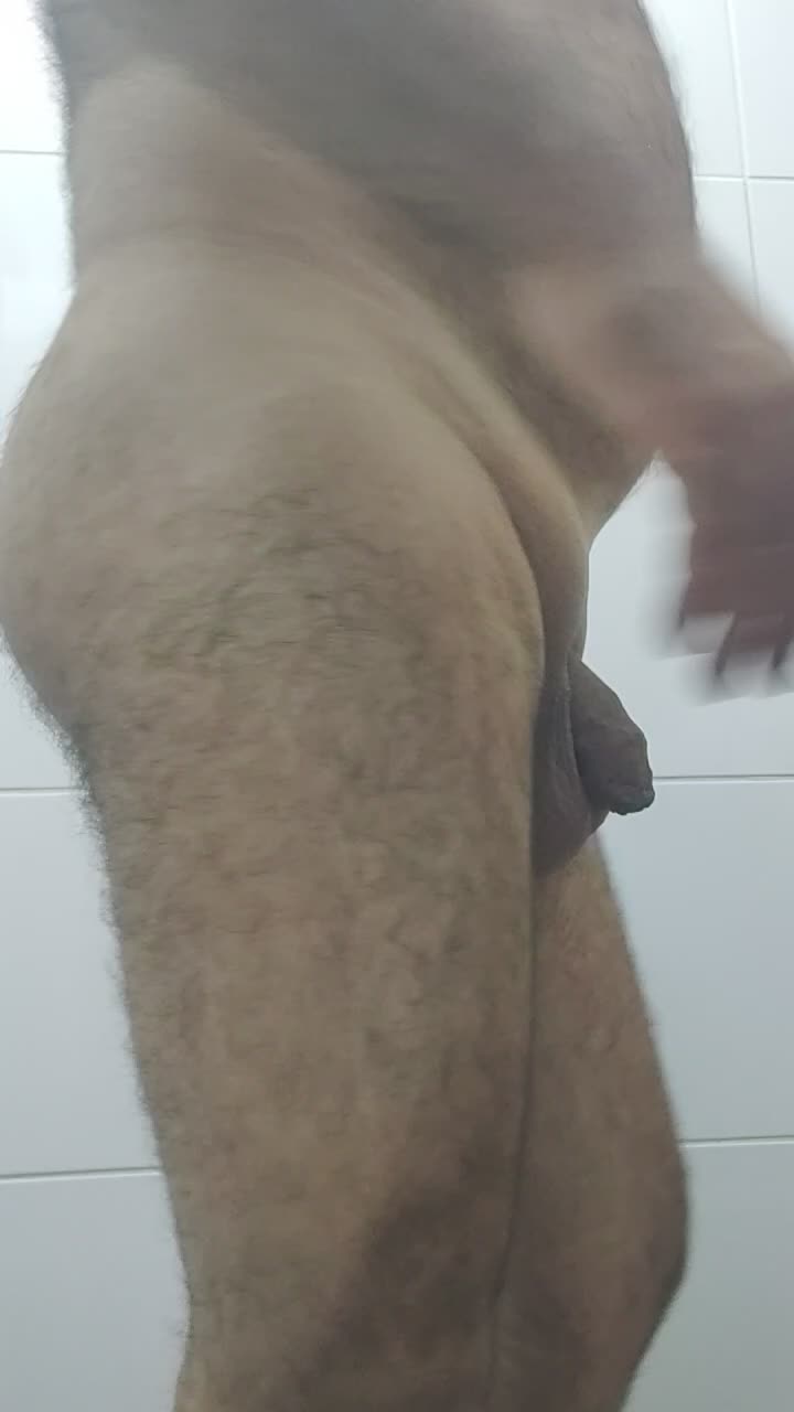 Homem exibindo corpo peludo, pênis e bunda no banheiro