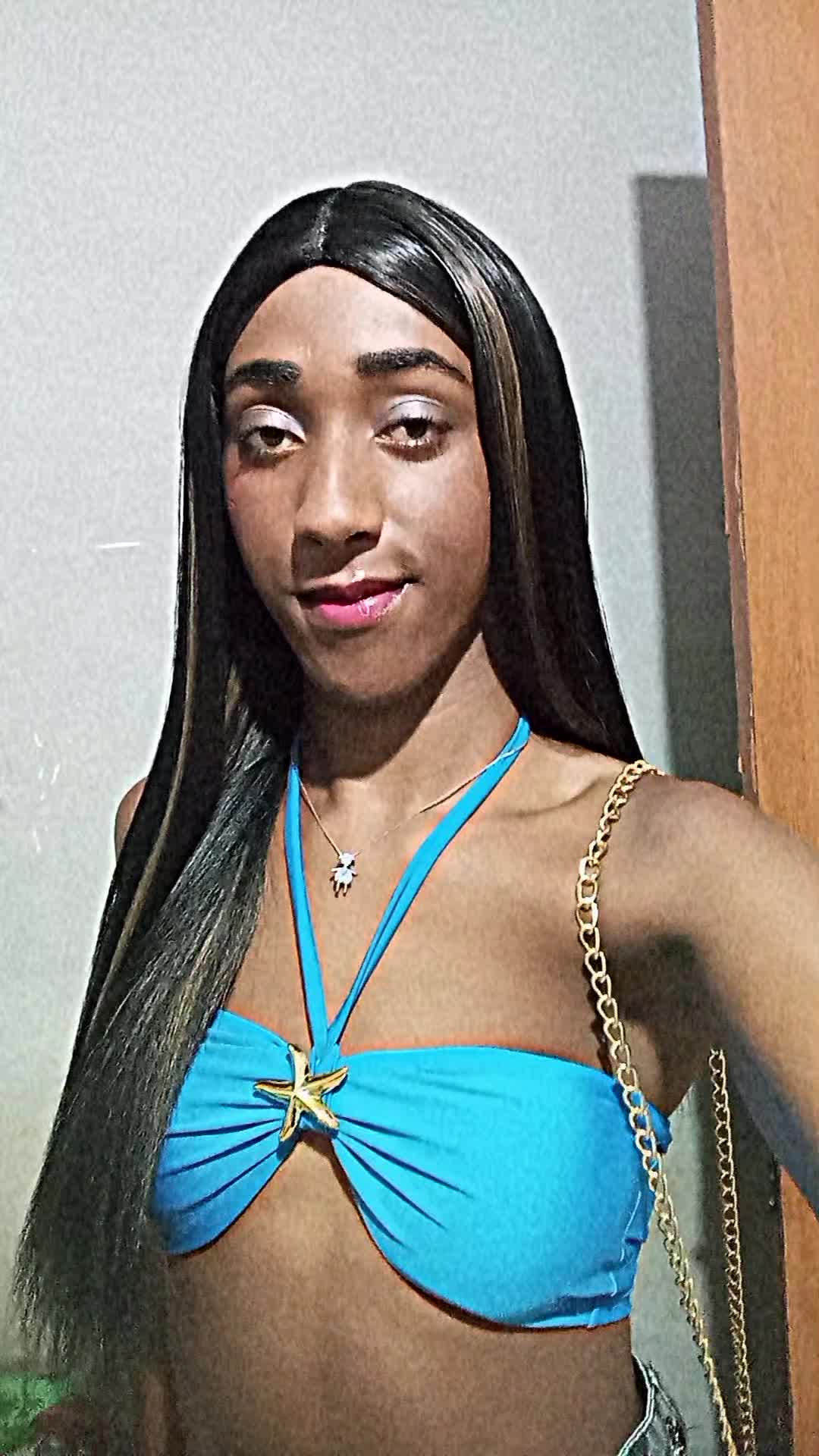 Mulher sensual exibindo charme e beleza