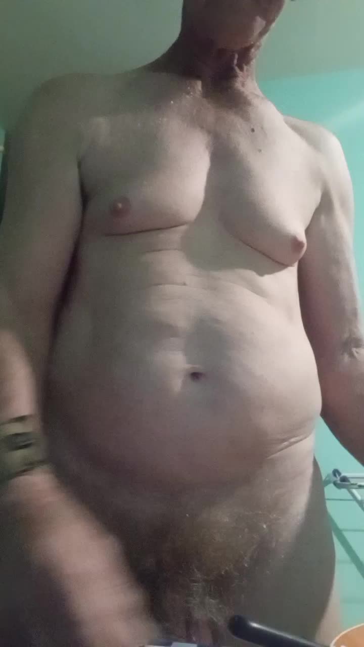 Homem maduro se masturbando com prazer