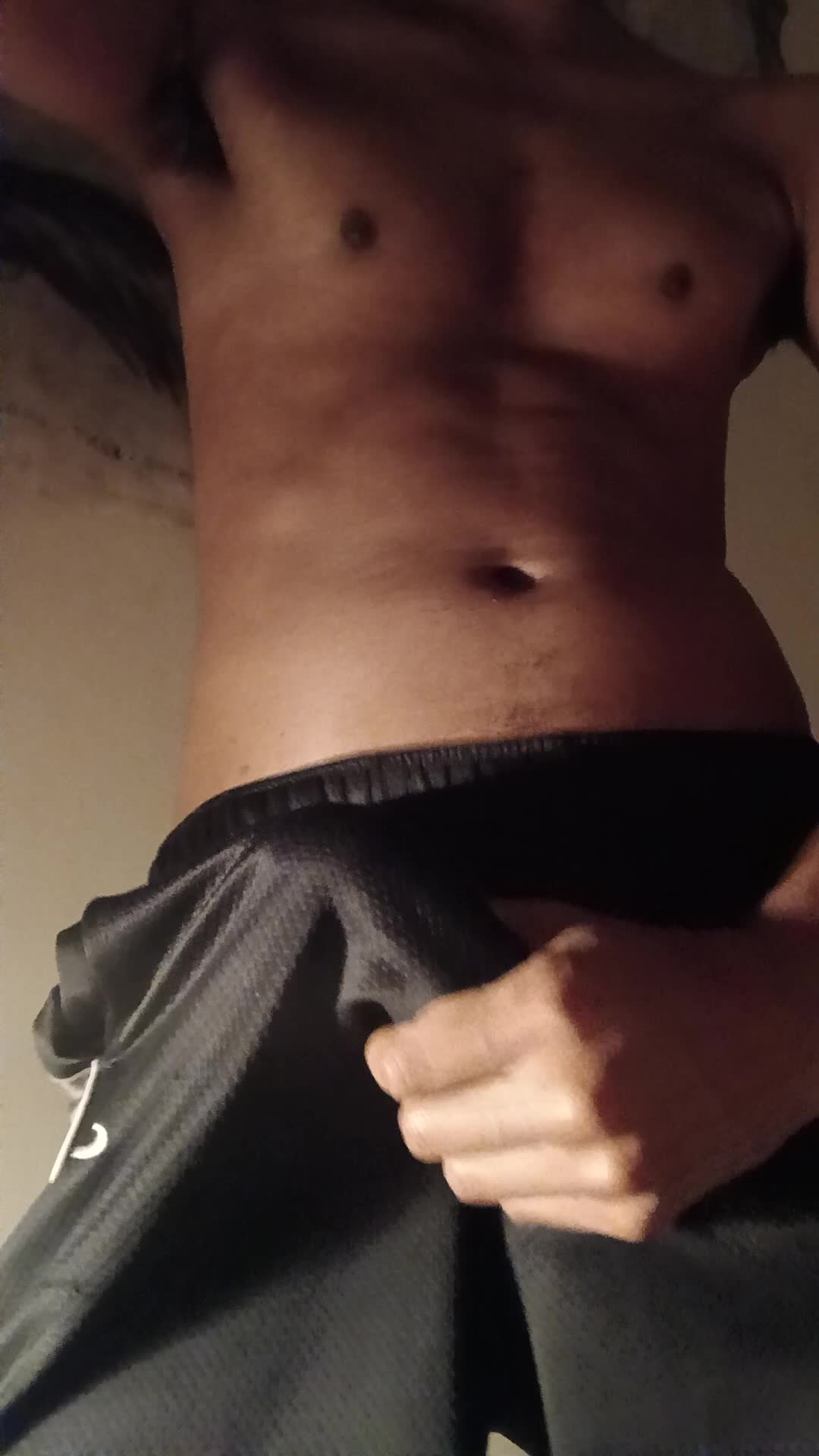 Masturbação sensual com shorts provocantes