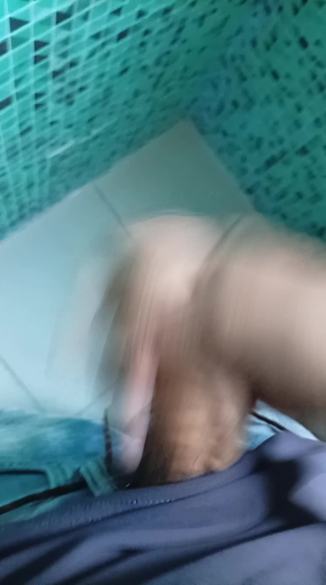 Masturbação e pau grande em cena quente