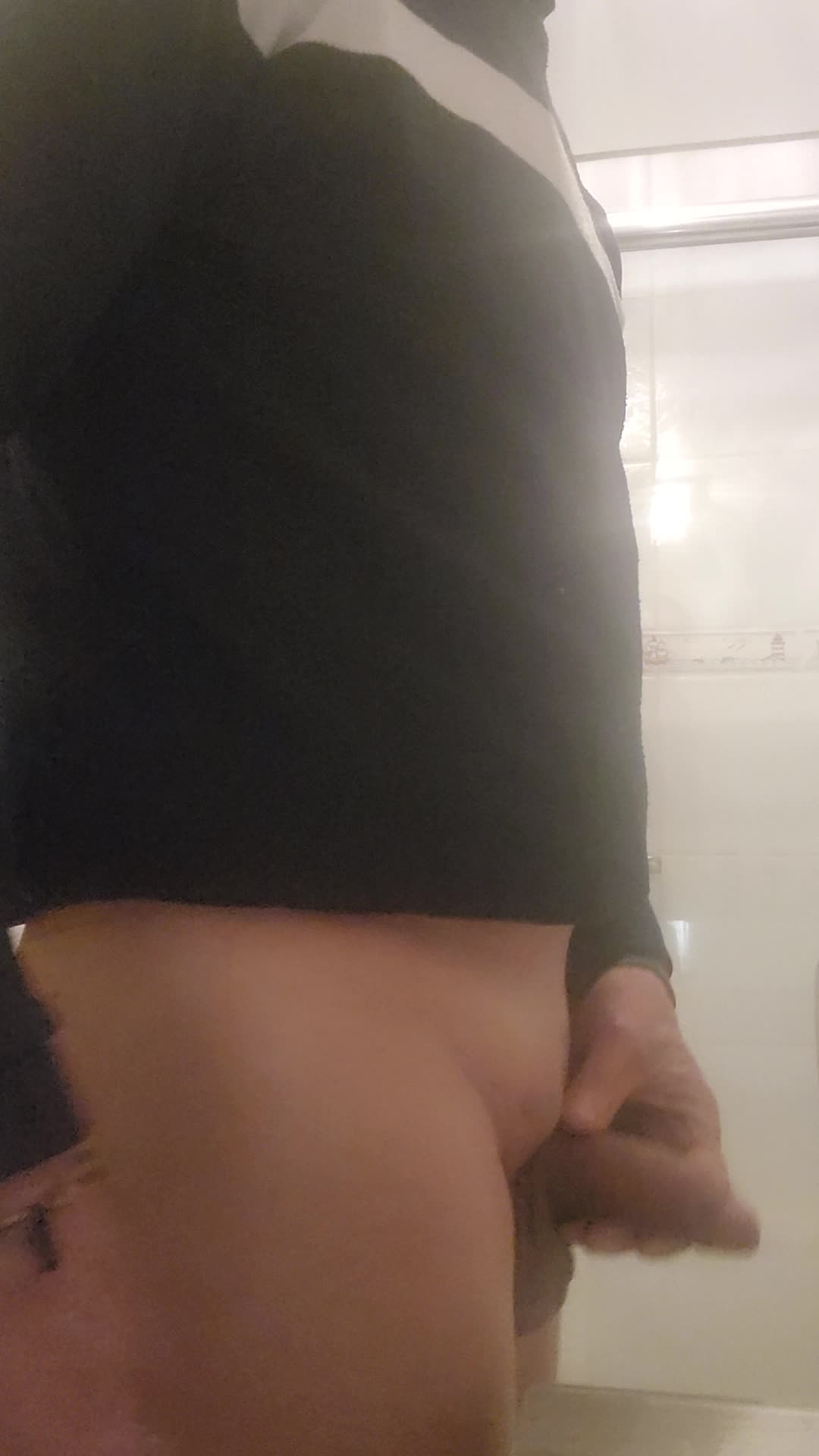 Homem gostoso exibindo volume com calça justa e brinquedo erótico