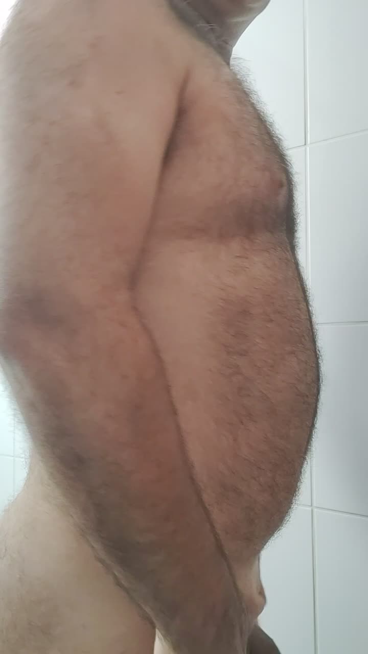 Gostoso barbudo peludo exibindo corpo e barba