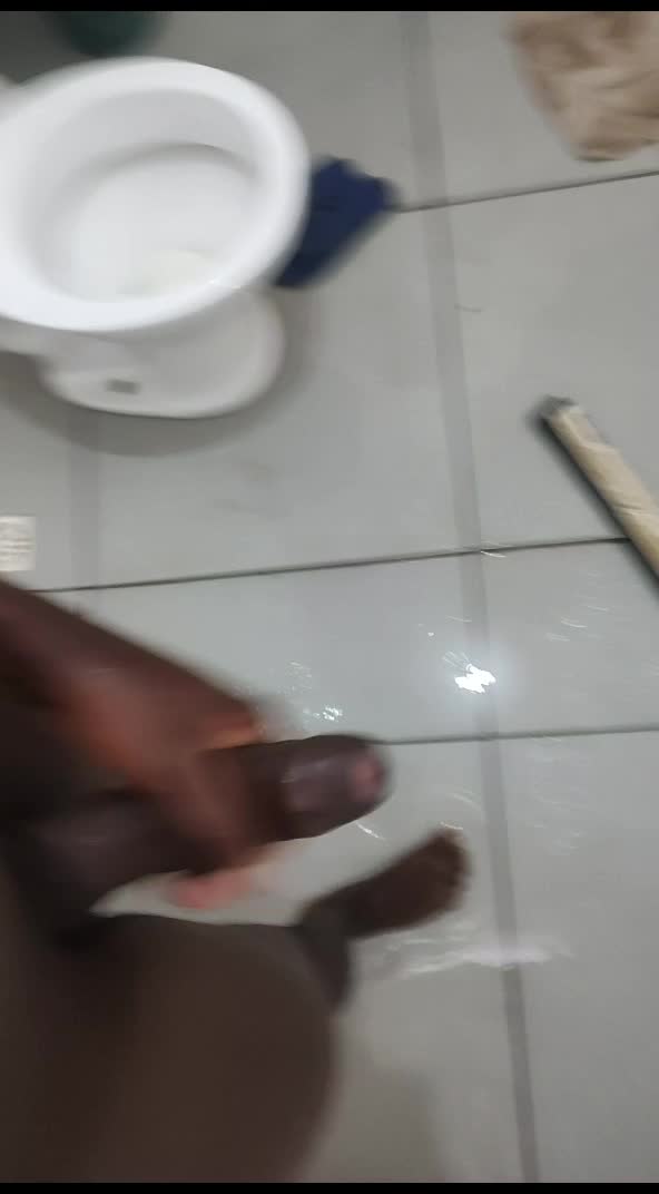 Masturbação excitante em ambiente úmido
