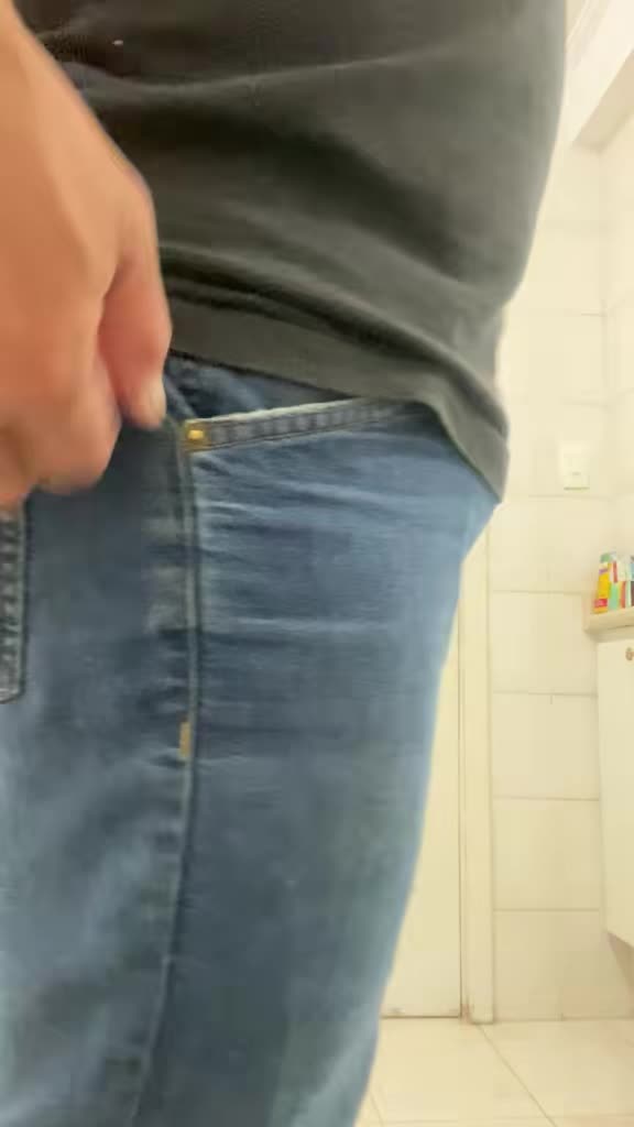 Maxleon exibindo volume e bulge na cueca Zeus