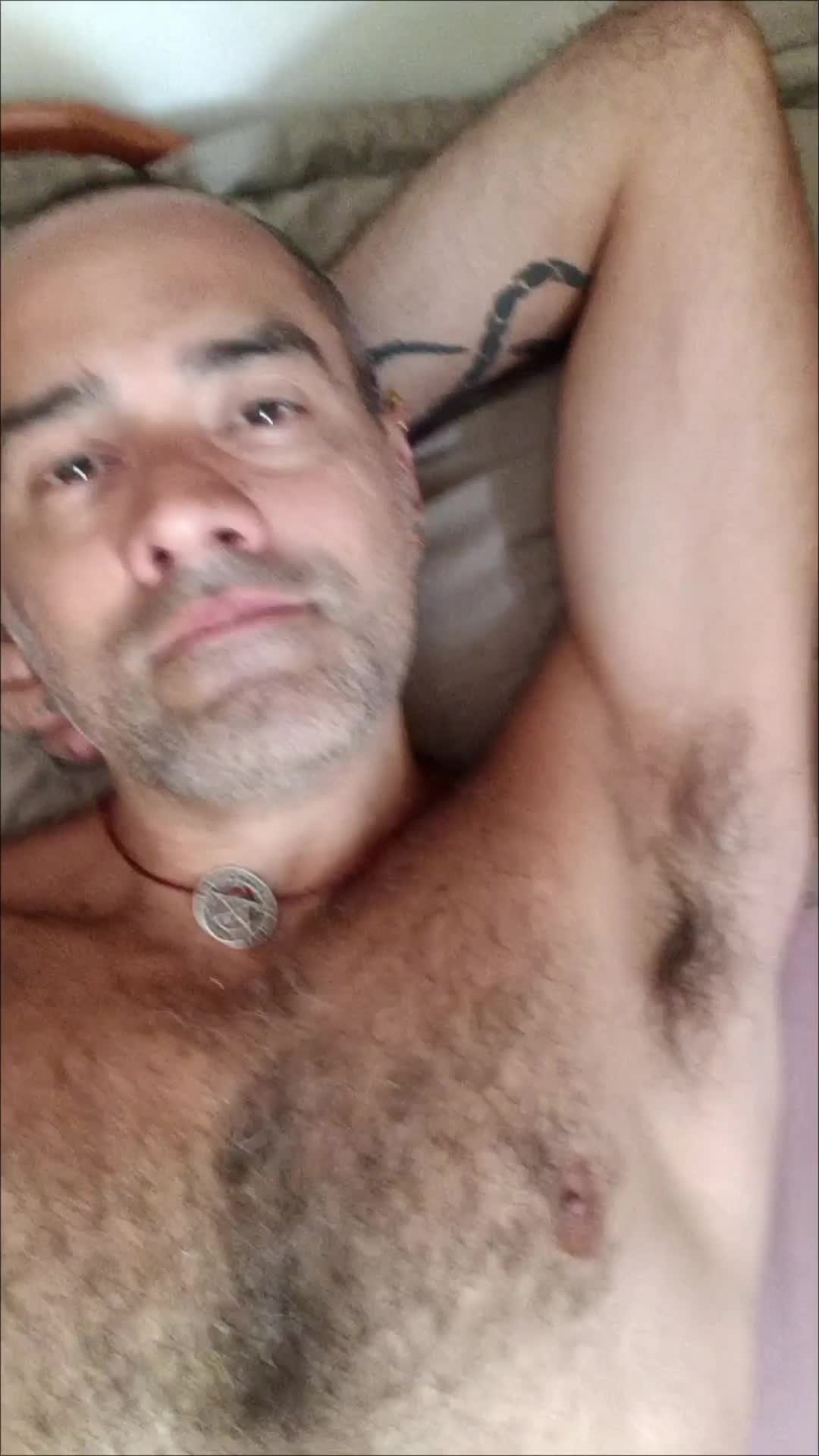Homem com tatuagem e pés sensuais