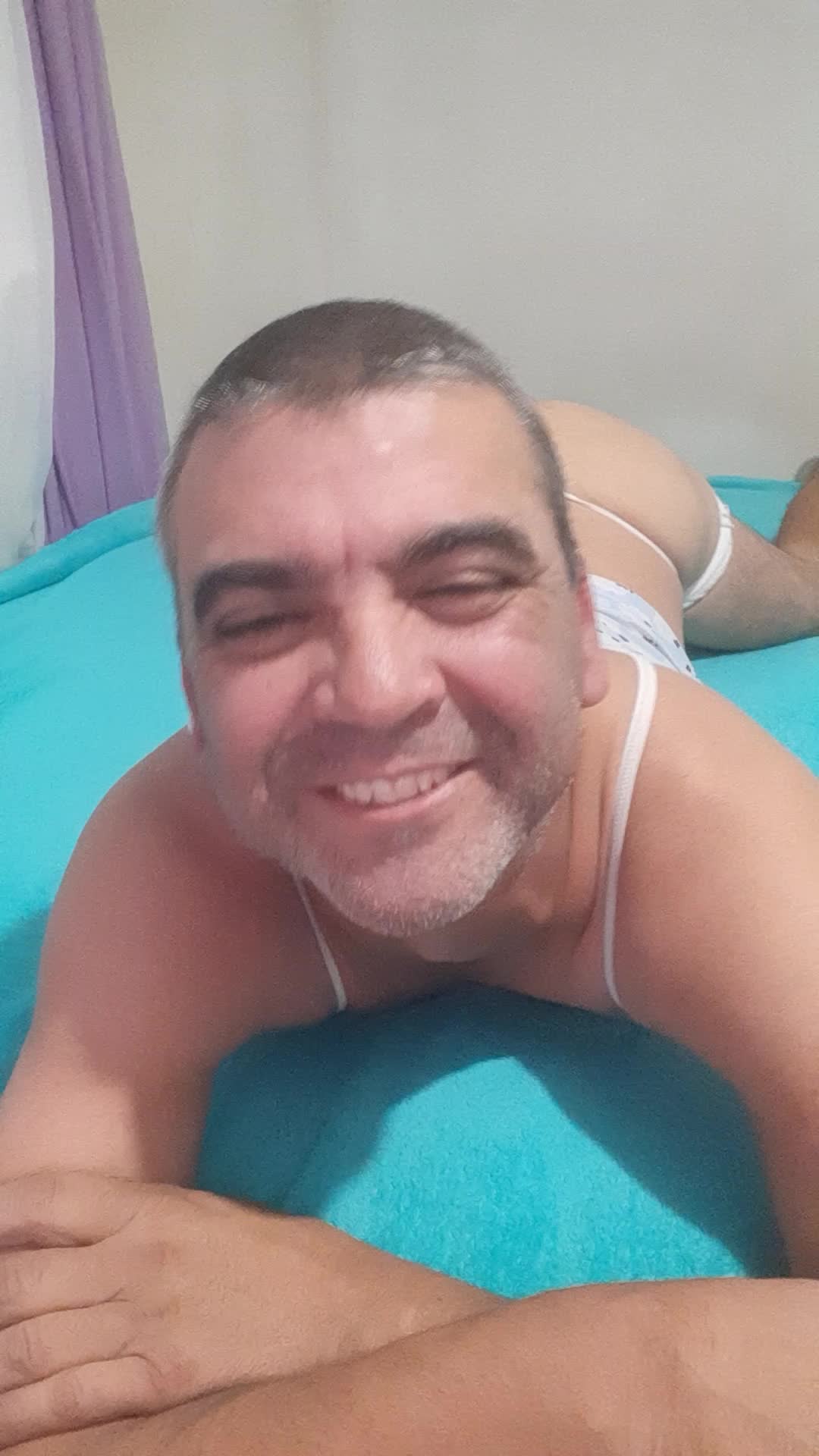 Homem sensual em fio dental exibicionista crossdresser