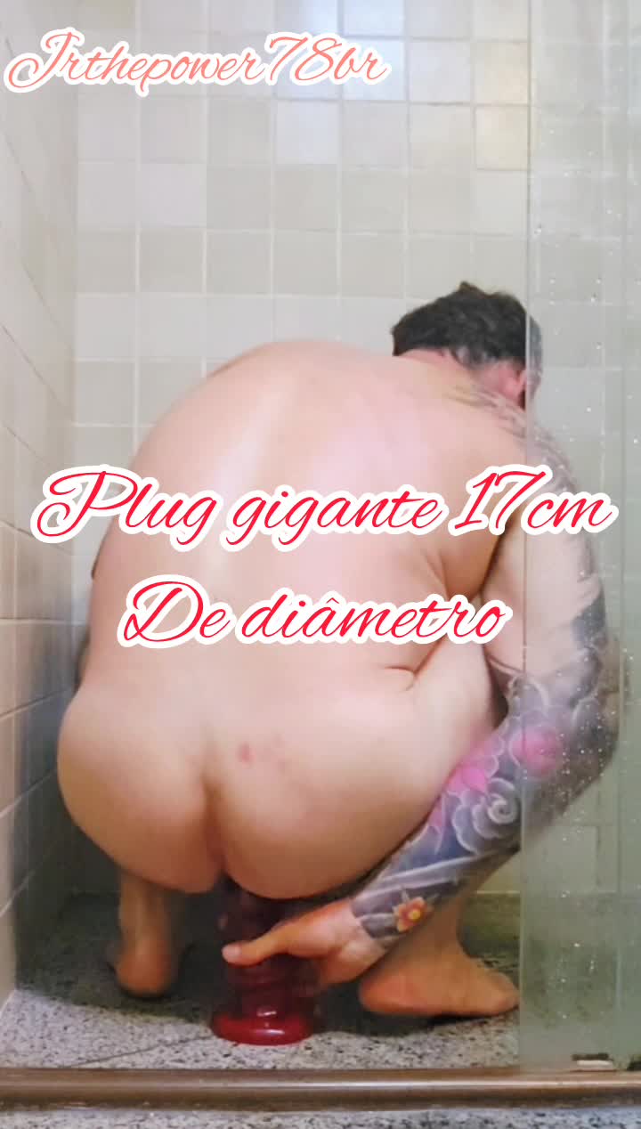 Plug anal, bunda e tatuagem