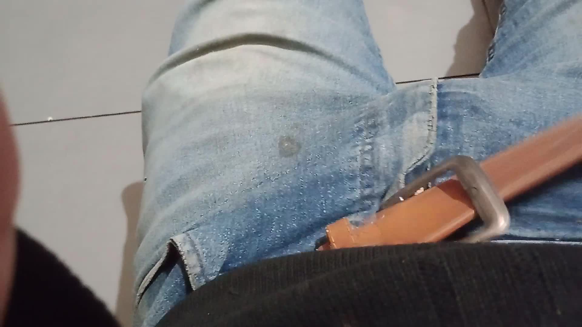 Tesão caseiro com jeans e masturbação