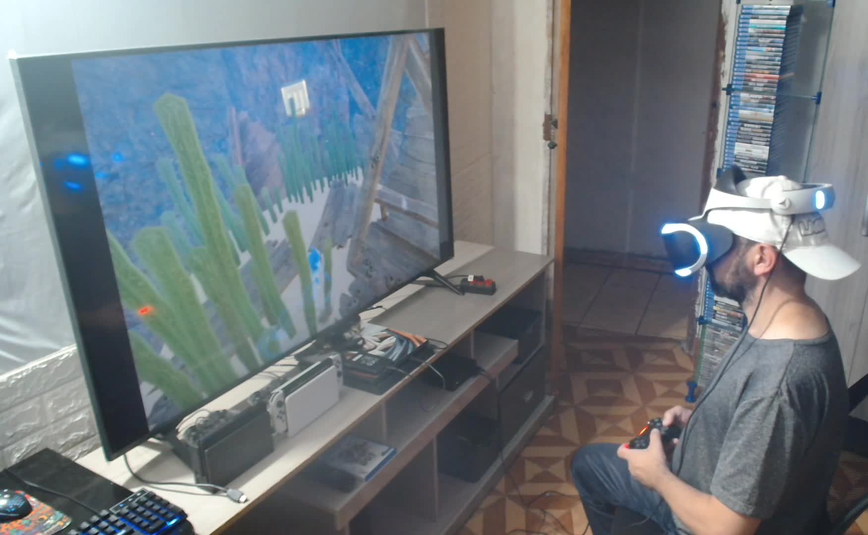 Homem jogando videogame em realidade virtual