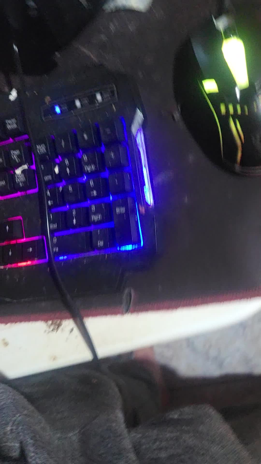 Masturbação caseira em ambiente gamer