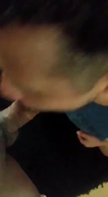 Sexo oral intenso entre dois homens