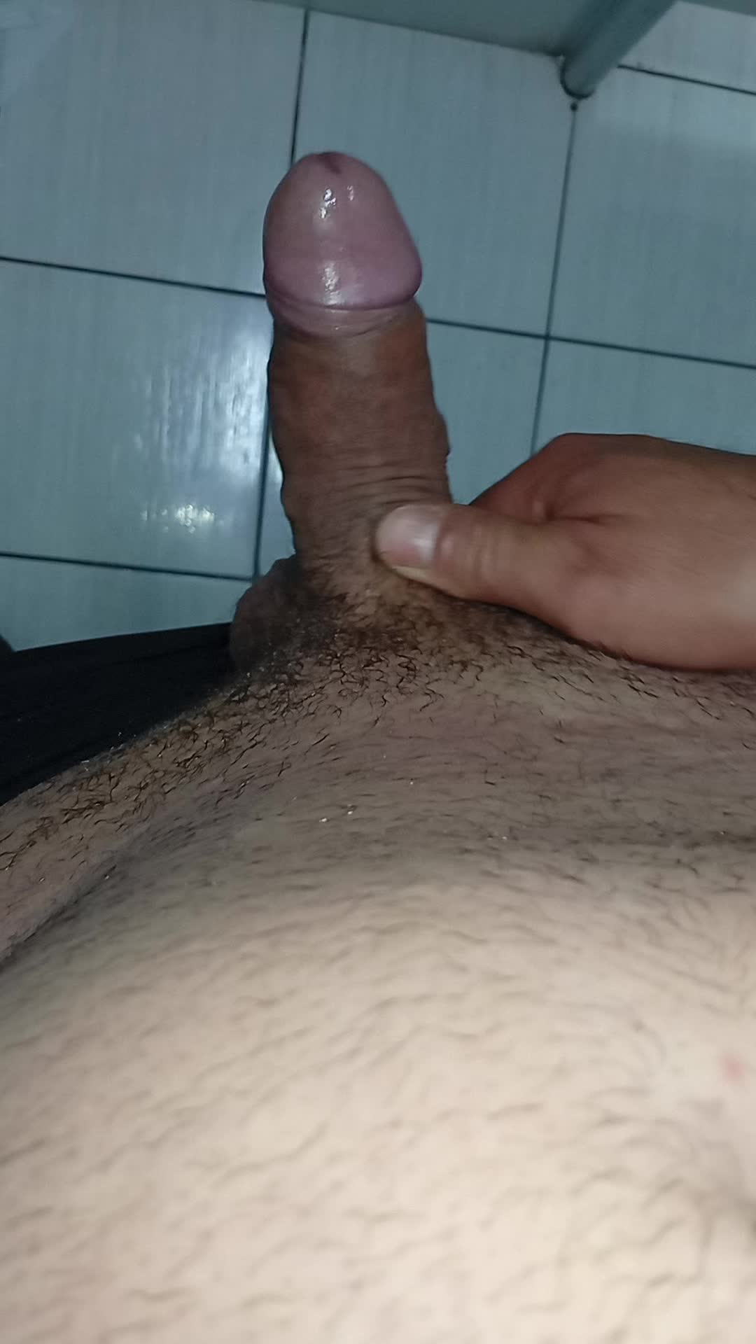 Masturbação sensual no banheiro