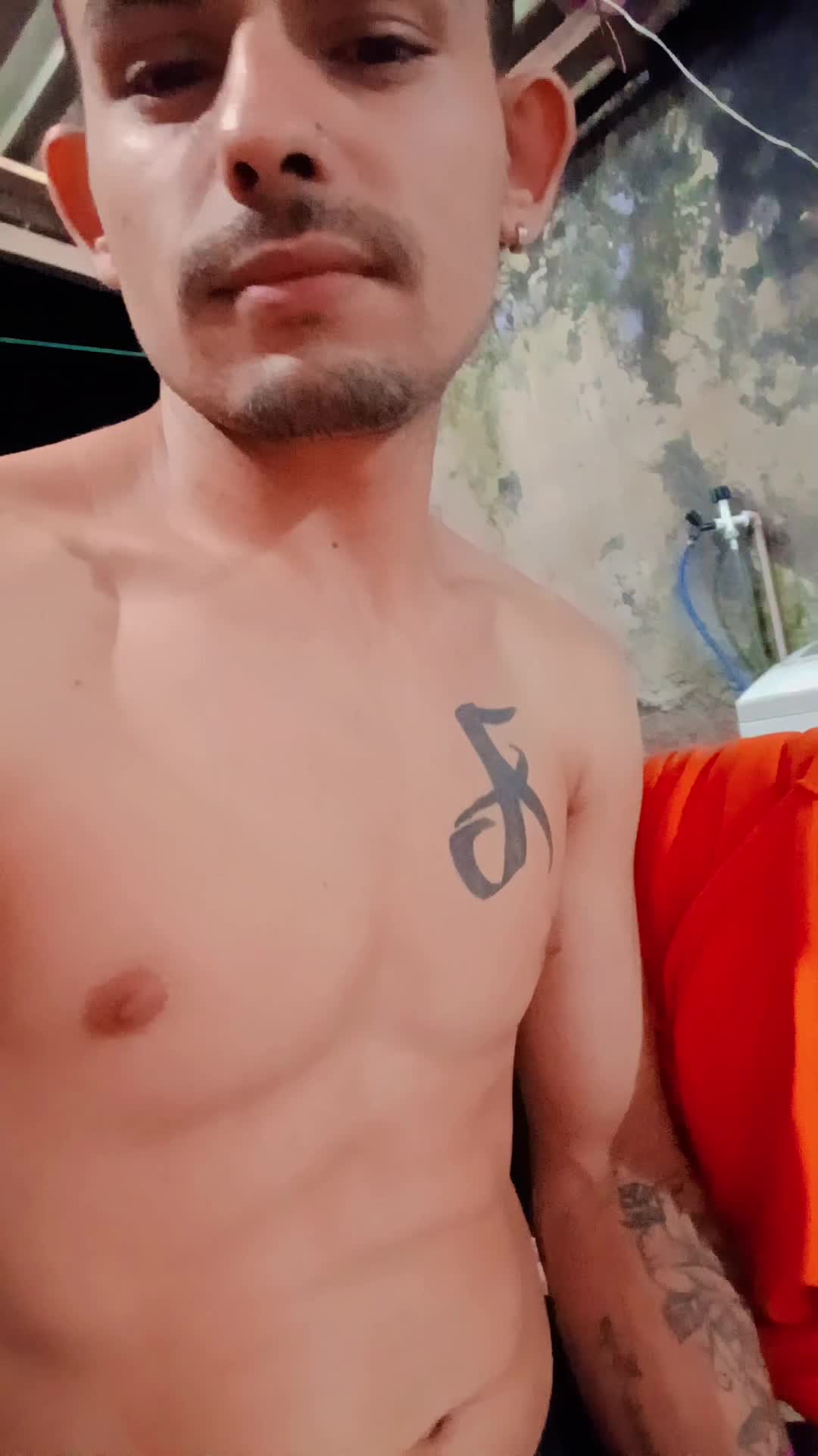 Gostoso sem camisa exibindo corpo perfeito