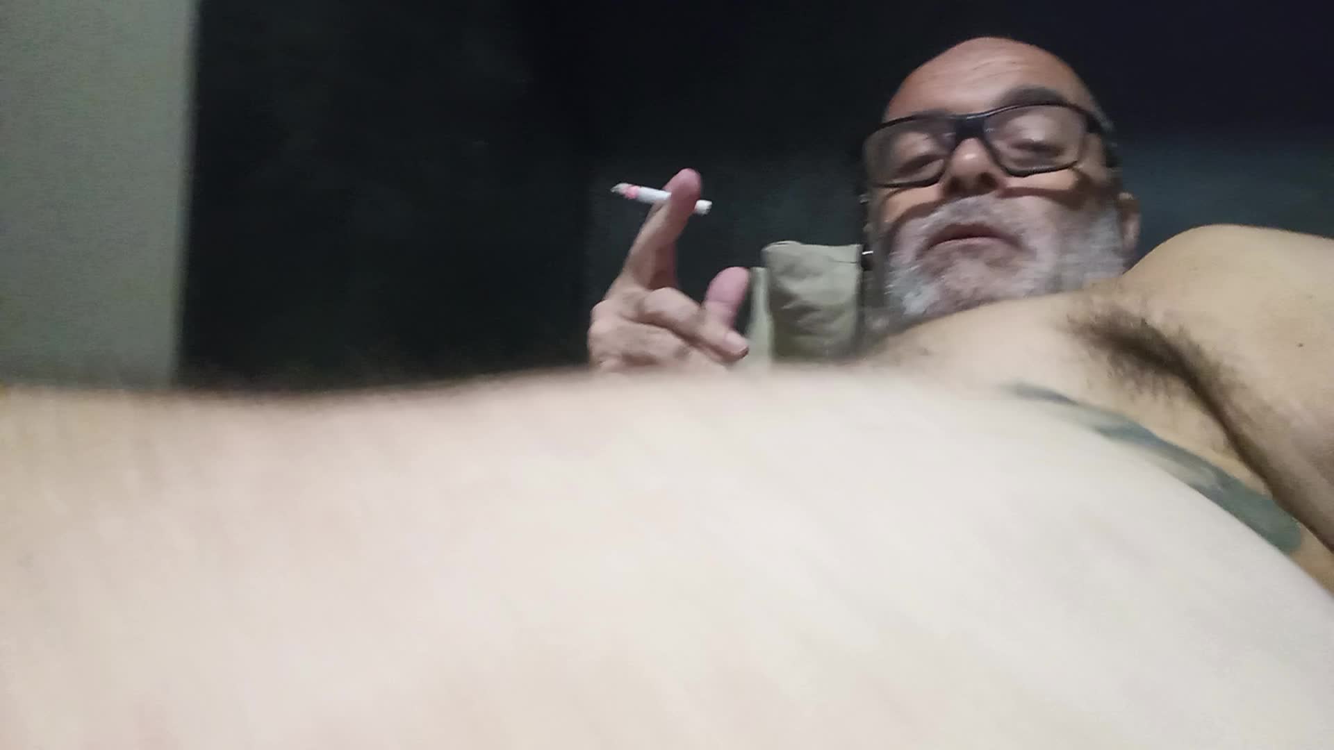 Cena sensual com plug anal, consolador e fumo