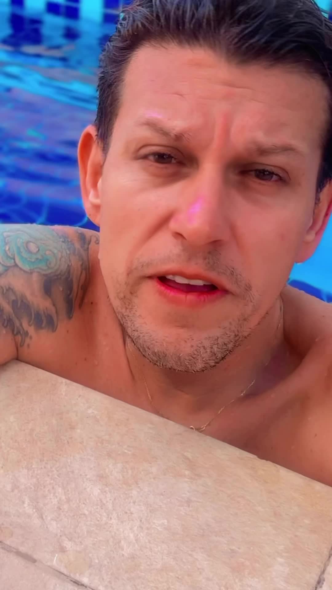 Homem sensual curtindo piscina no verão