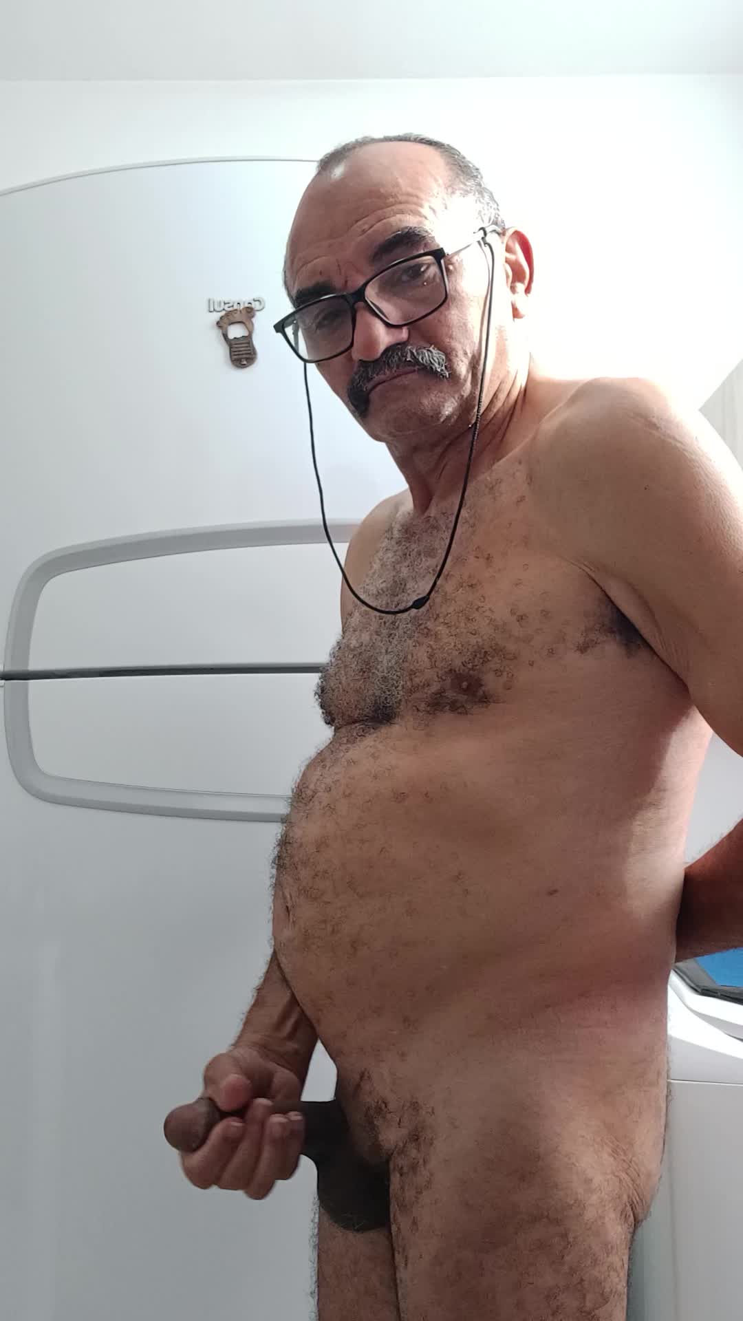 Exibicionismo e masturbação de homem maduro